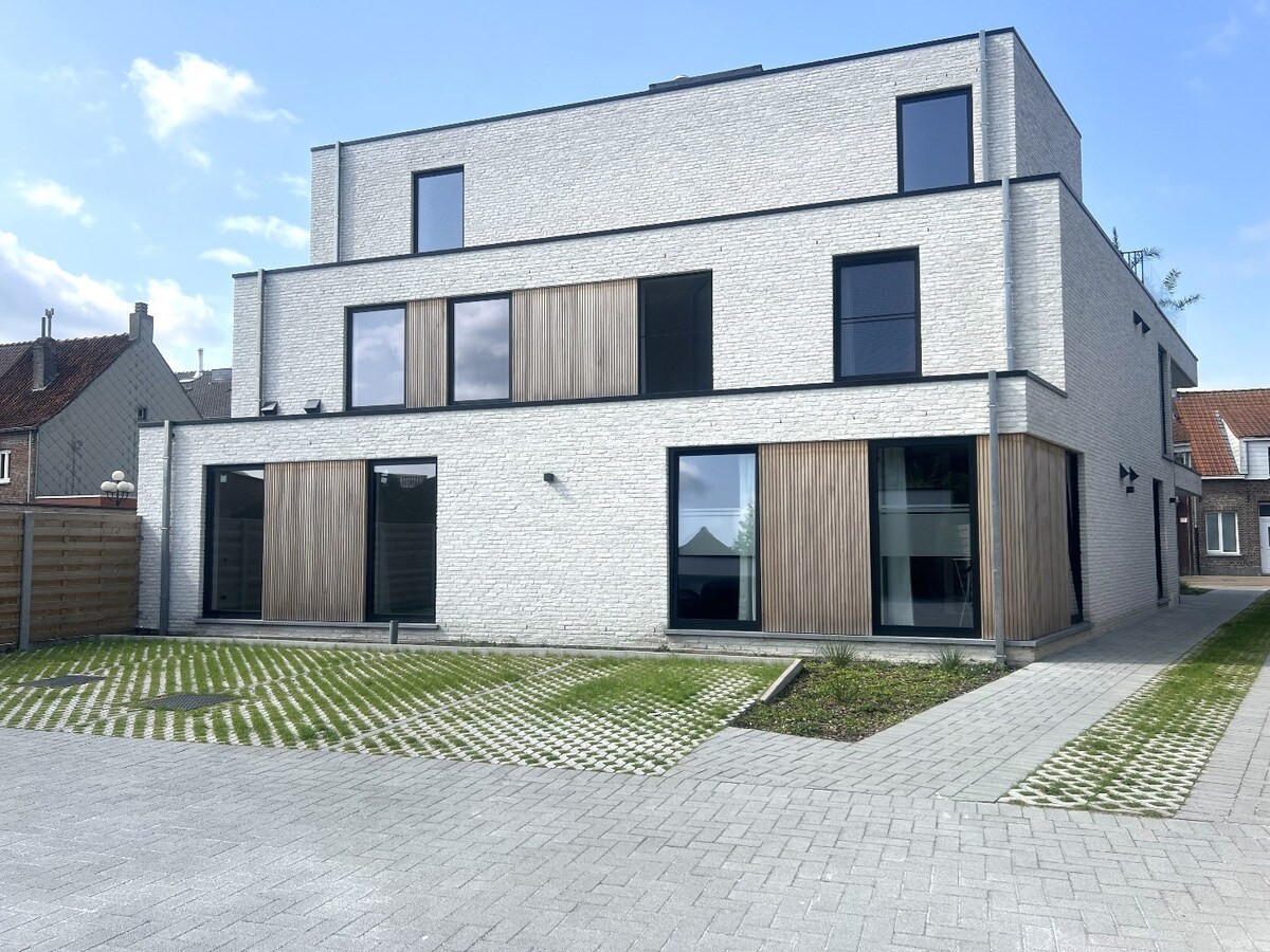 Prachtig appartement van 108,43 m² met autostaanplaats op uitstekende ligging in hartje Jabbeke 
