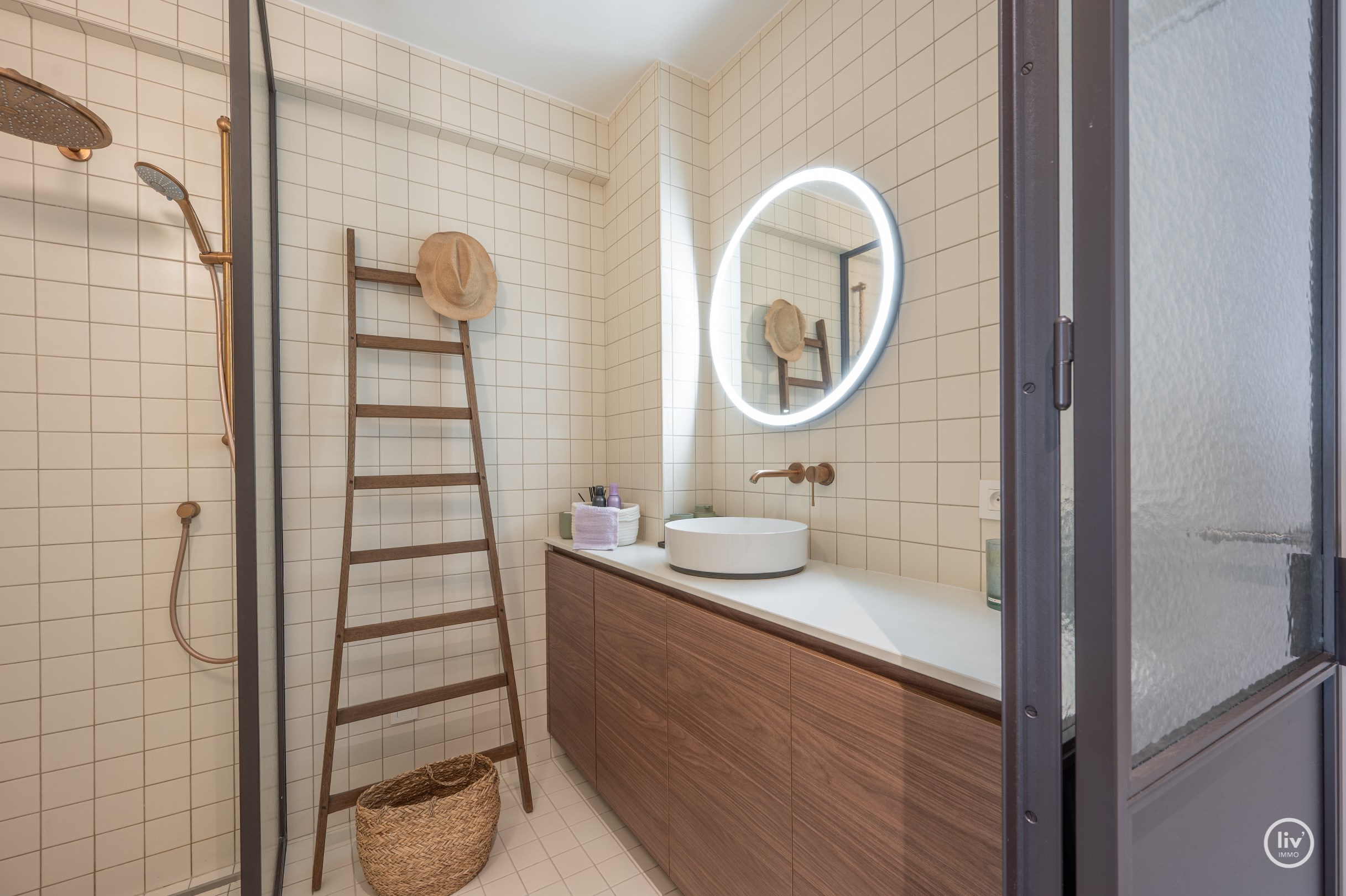 Modern en stijlvol gerenoveerd appartement in hartje Knokke. 