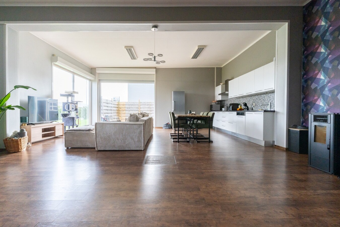 Entrepôt/Atelier de 400m², grand parking, logement indépendant, TOP SECTEUR ! 