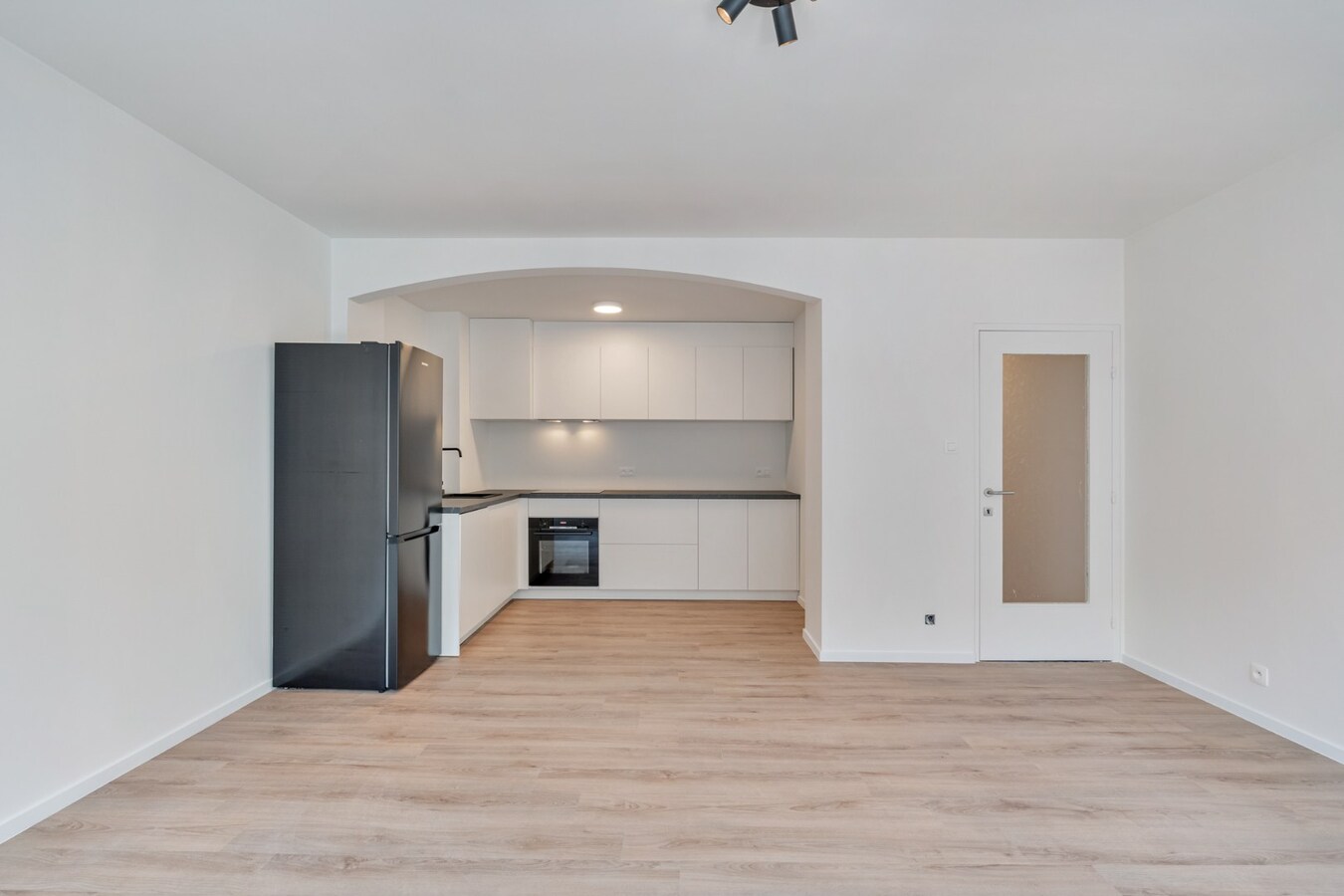 Stijlvol gerenoveerd appartement met moderne uitstraling in het centrum van Maaseik! 