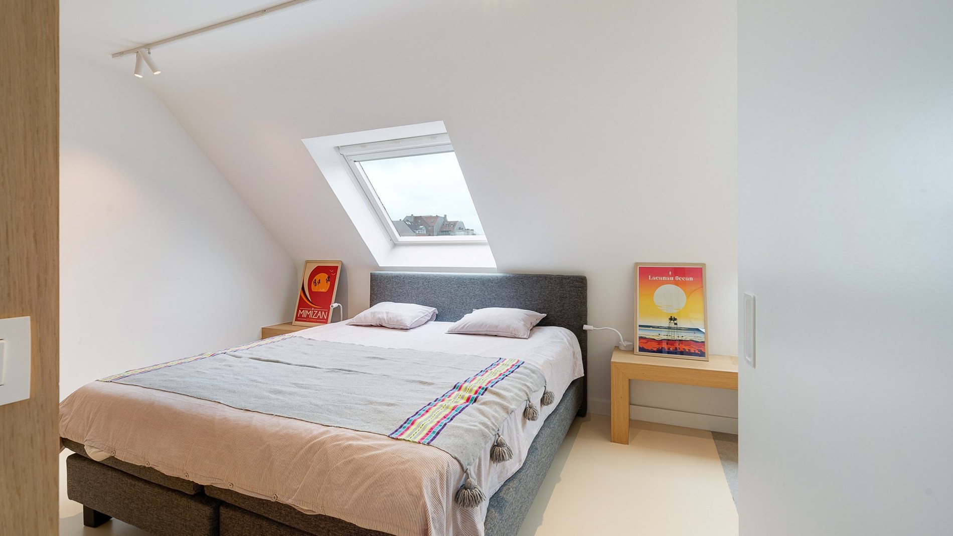 Magnifiek gerenoveerd duplexappartement met 3 SLAAPKAMERS VOOR DUBBEL BED en 3 badkamers. Ruim TERRAS vooraan en achteraan. Ideaal gelegen, rustig maar toch nabij Zeedijk en Lippenslaan. 