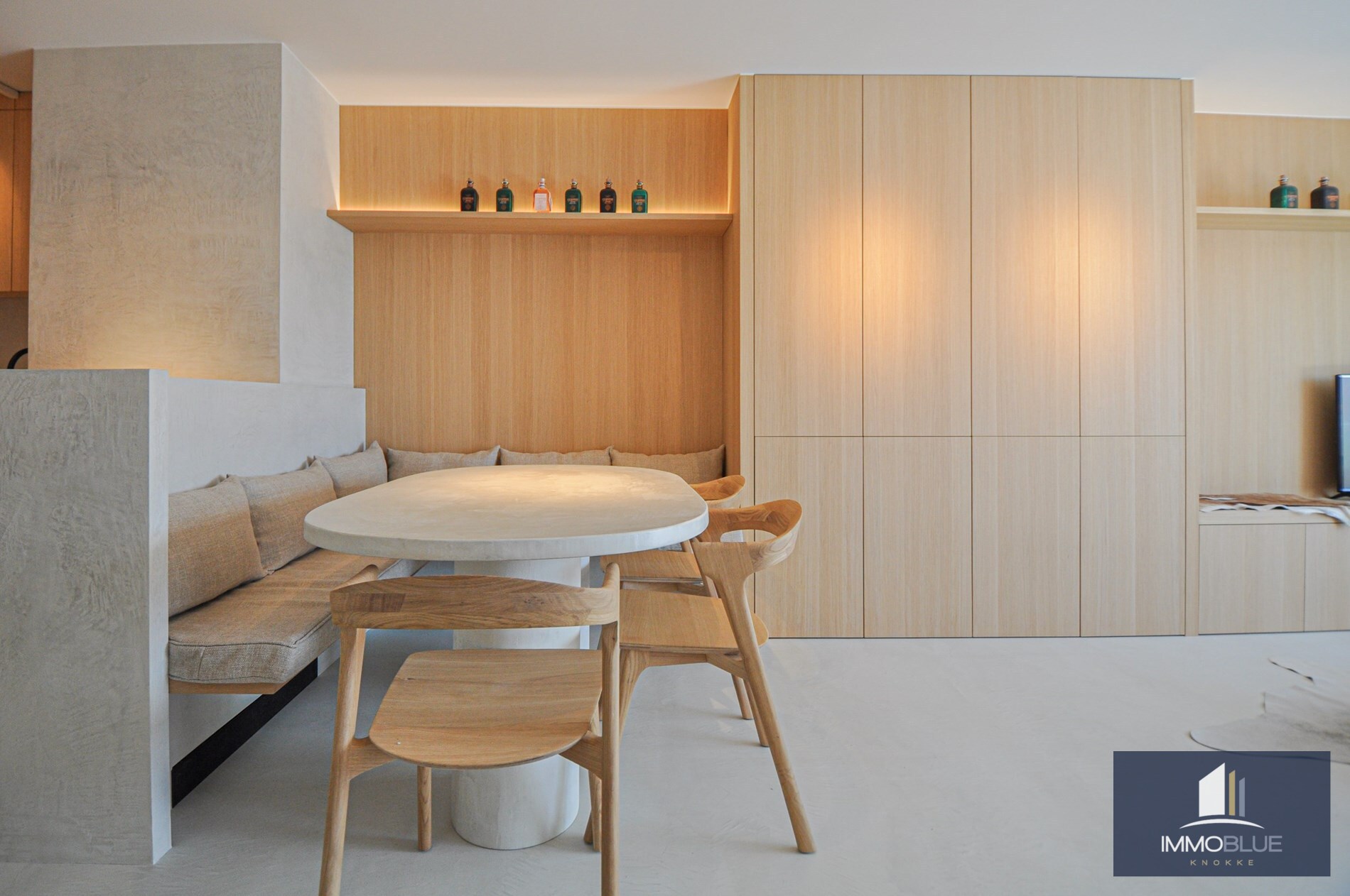 Appartement entièrement rénové avec une grande terrasse ensoleillée. 