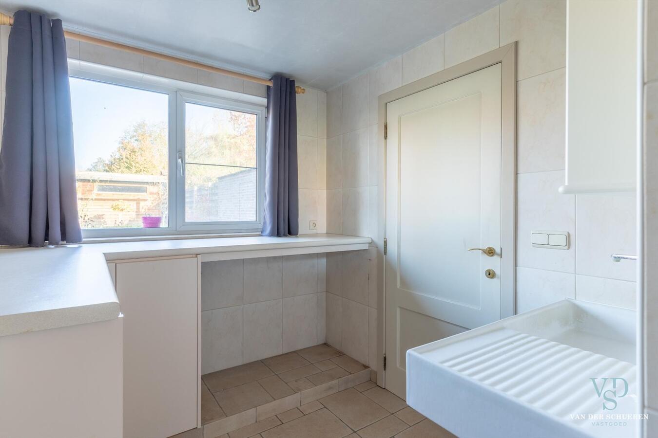 Praktische en degelijke woning in hartje Dikkelvenne . Bijzonder ruim ! 