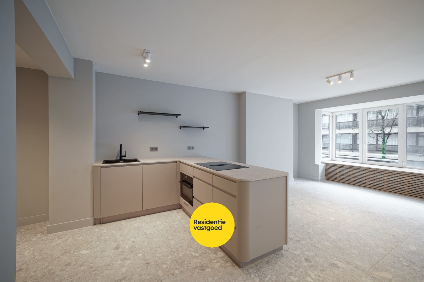 Gerenoveerd 2-slpk appartement met balkon en lift in Oostende 