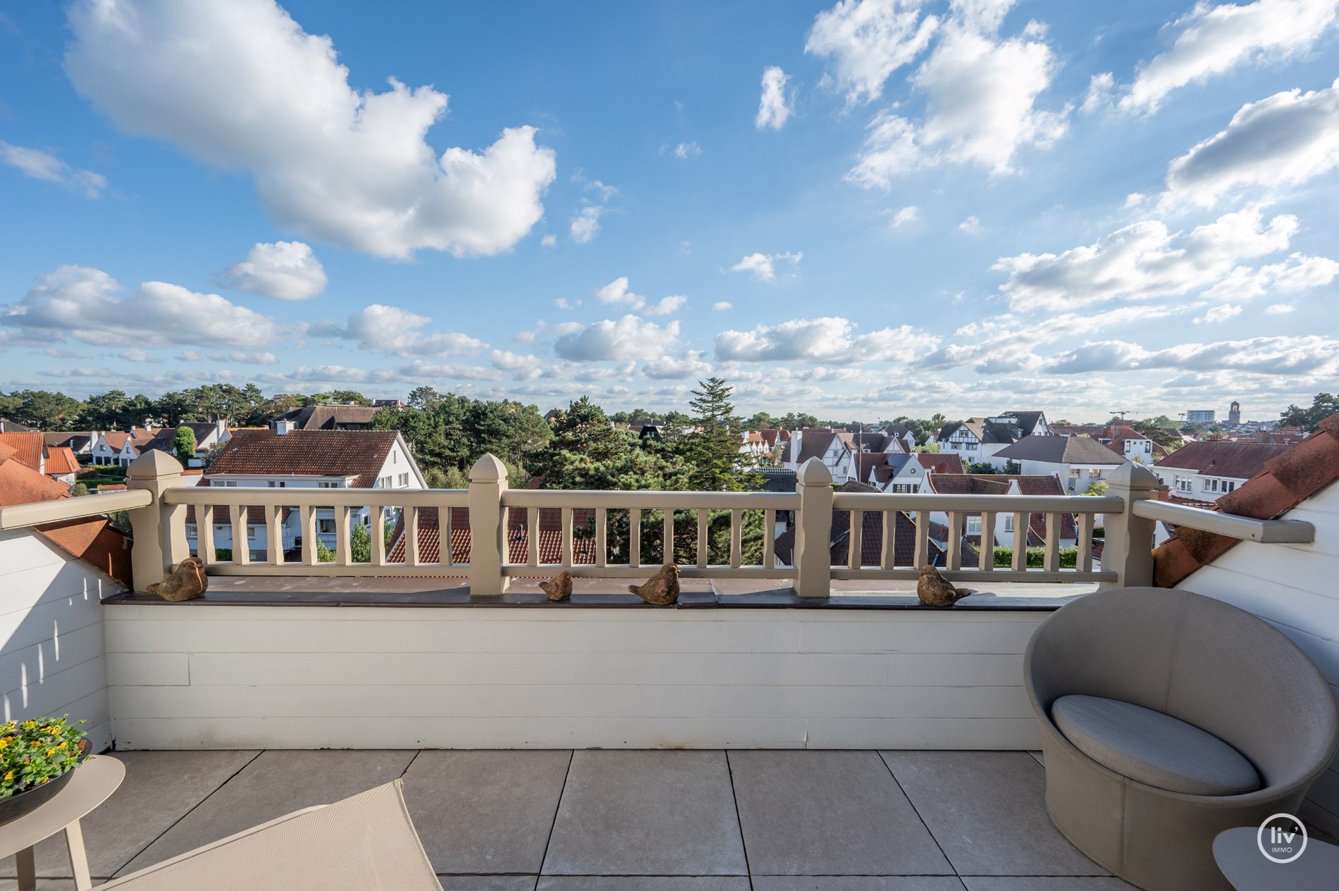 Uitzonderlijk dakappartement met een schitterend zonneterras en een prachtig open zicht over de villa's van het Zoute, gelegen tussen het centrum van Knokke. 
