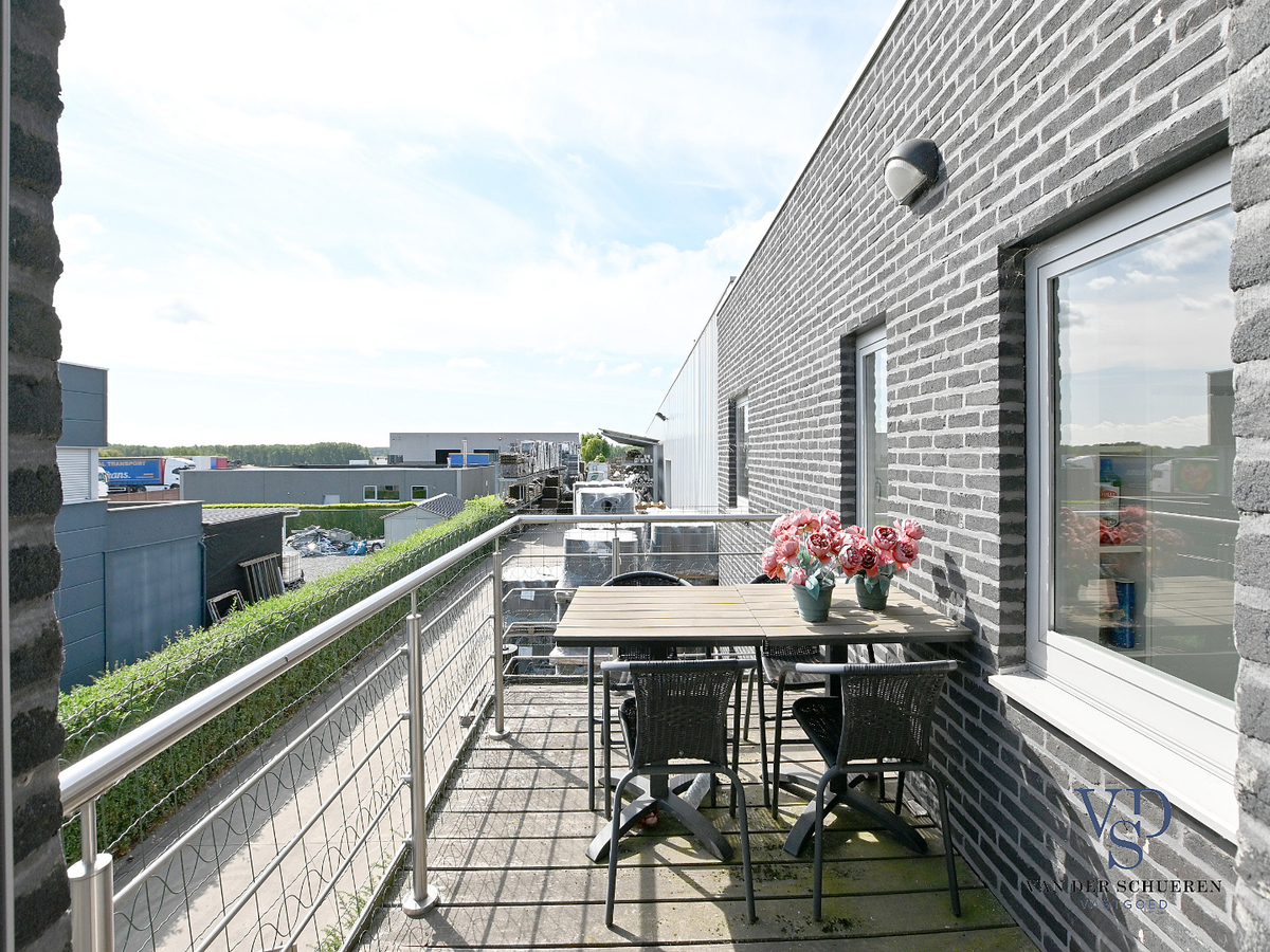 Loods met burelen en woongelegenheid. 