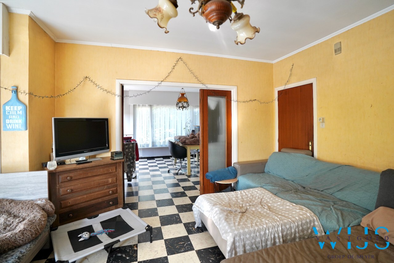 Op te frissen bungalow met 36.274m² grond te Oosteeklo ! 