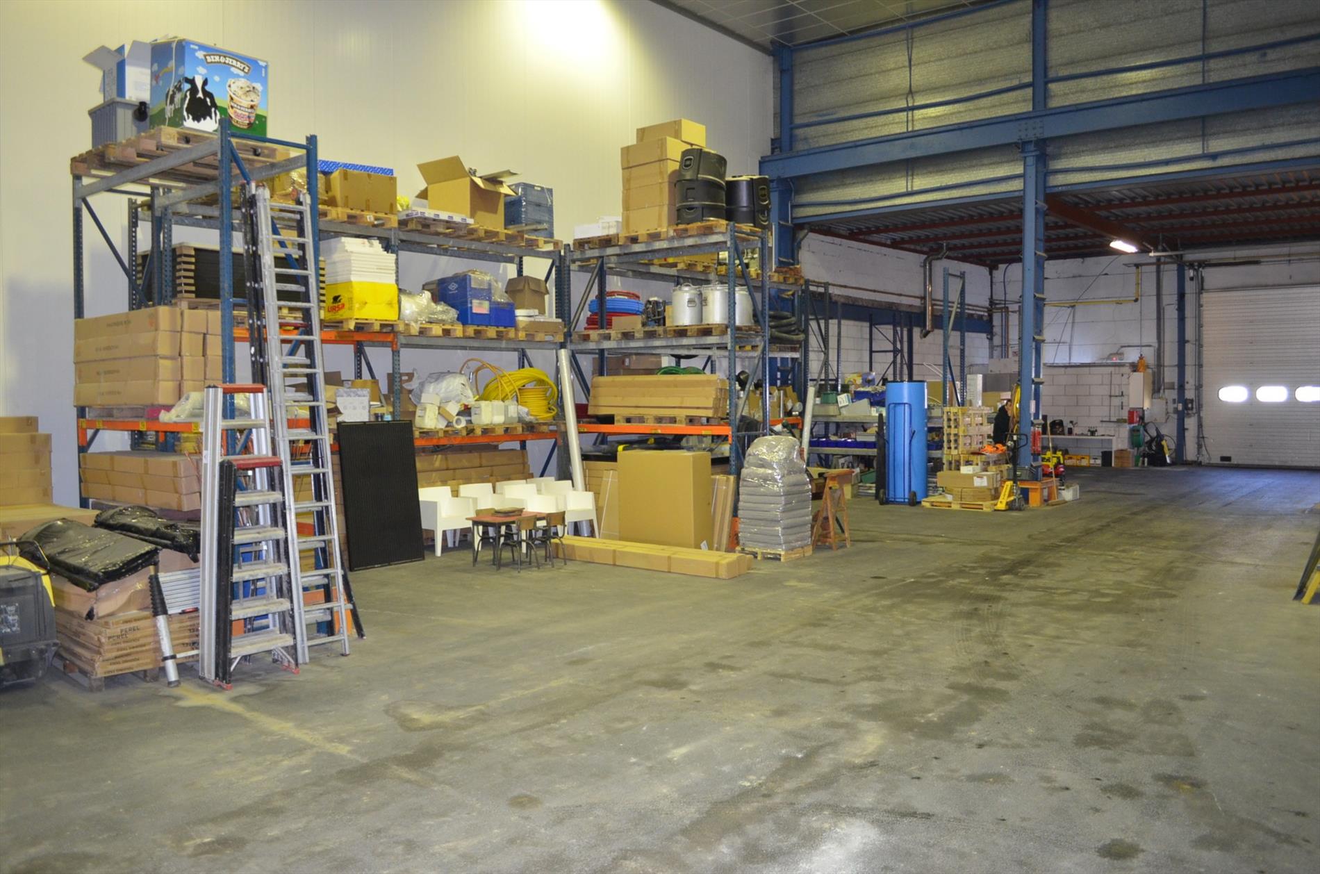 Magazijn (+/- 650m²), nieuwbouw duplex loft en bureau op 921m² goed gelegen te Maldegem 