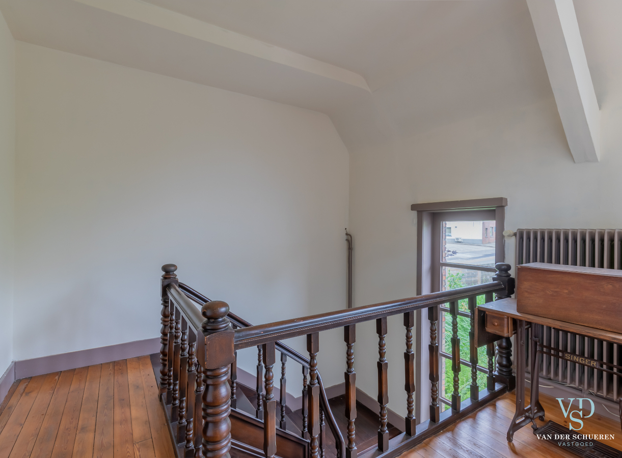 Authentieke herenwoning met atelier / bureau's. 