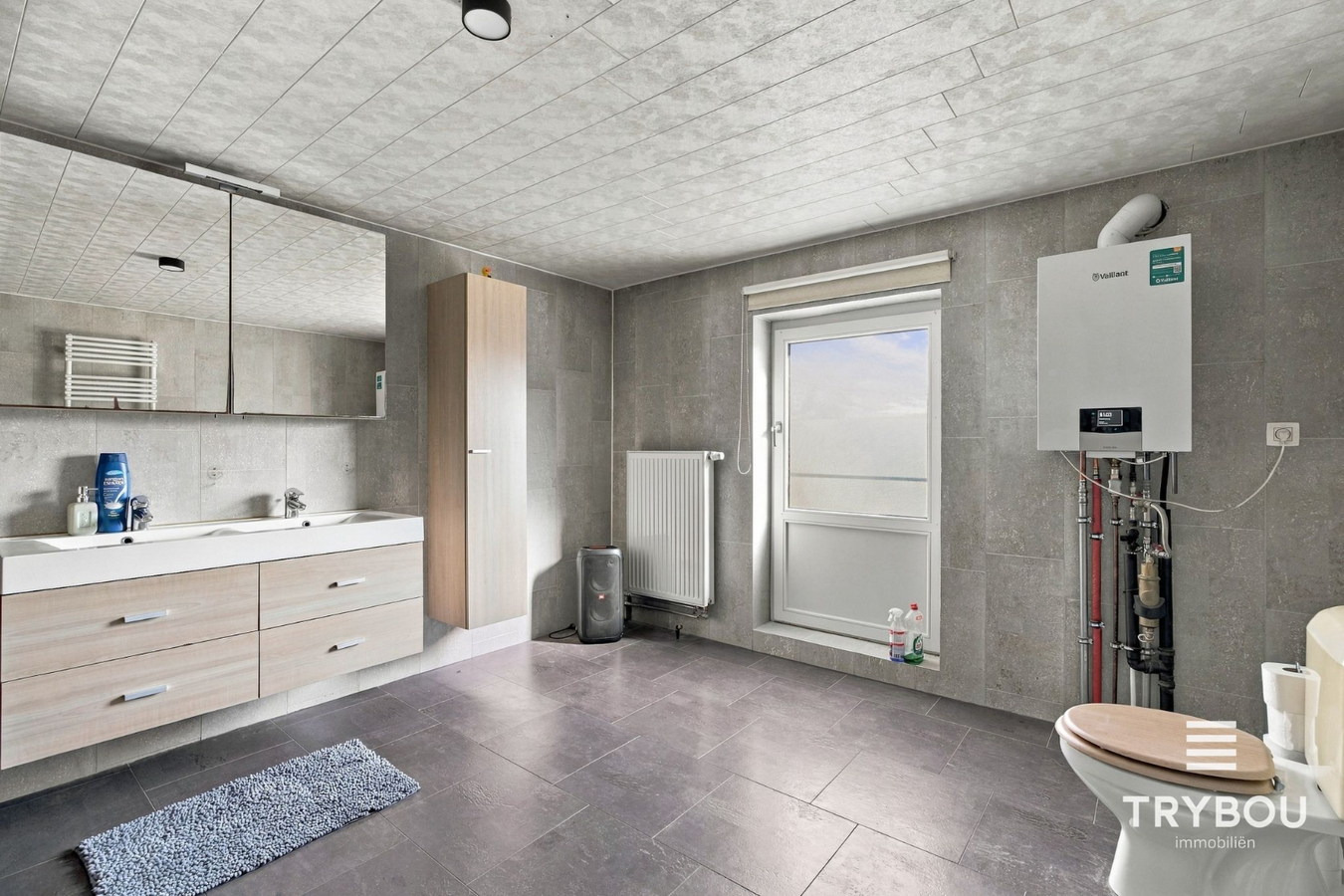 Ruime gezinswoning met 4 slaapkamers, garage en aangename tuin in Merkem! 