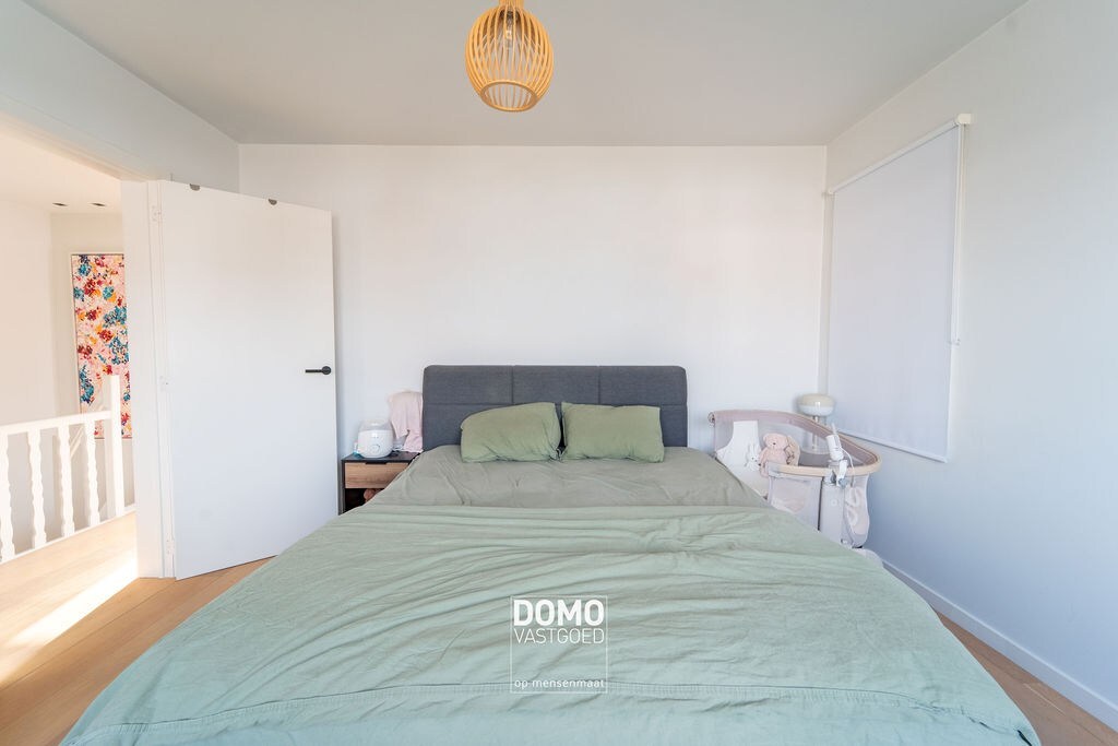 VOLLEDIG GERENOVEERDE OPEN BEBOUWING MET 4 SLAAPKAMERS EN GARAGE 