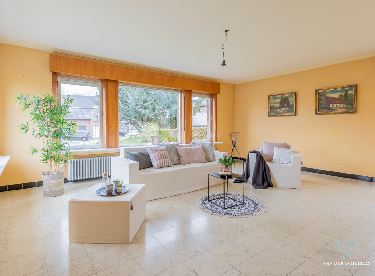 Degelijke, bijzonder ruime woning te Dikkelvenne. 