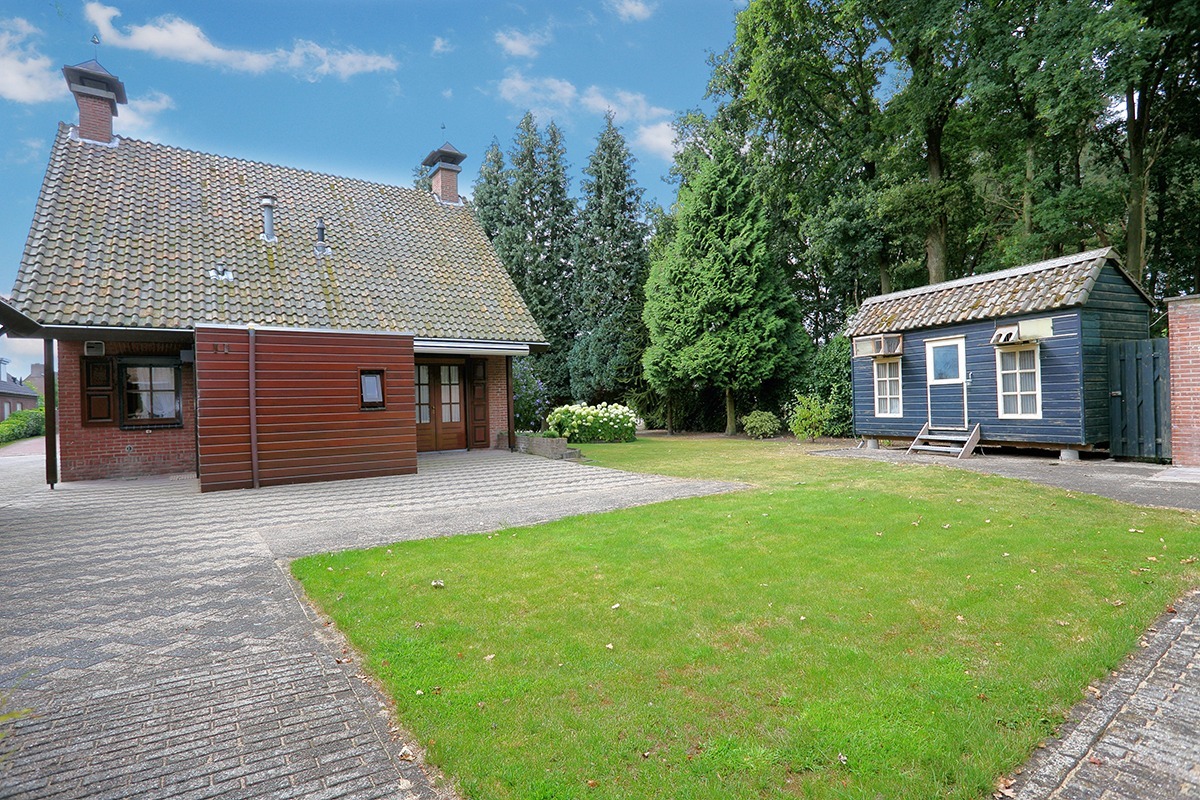 Vrijstaand woonhuis met dubbele garage, erf tuin en ondergrond staande en gelegen te Bergeijk, Bucht 45. 