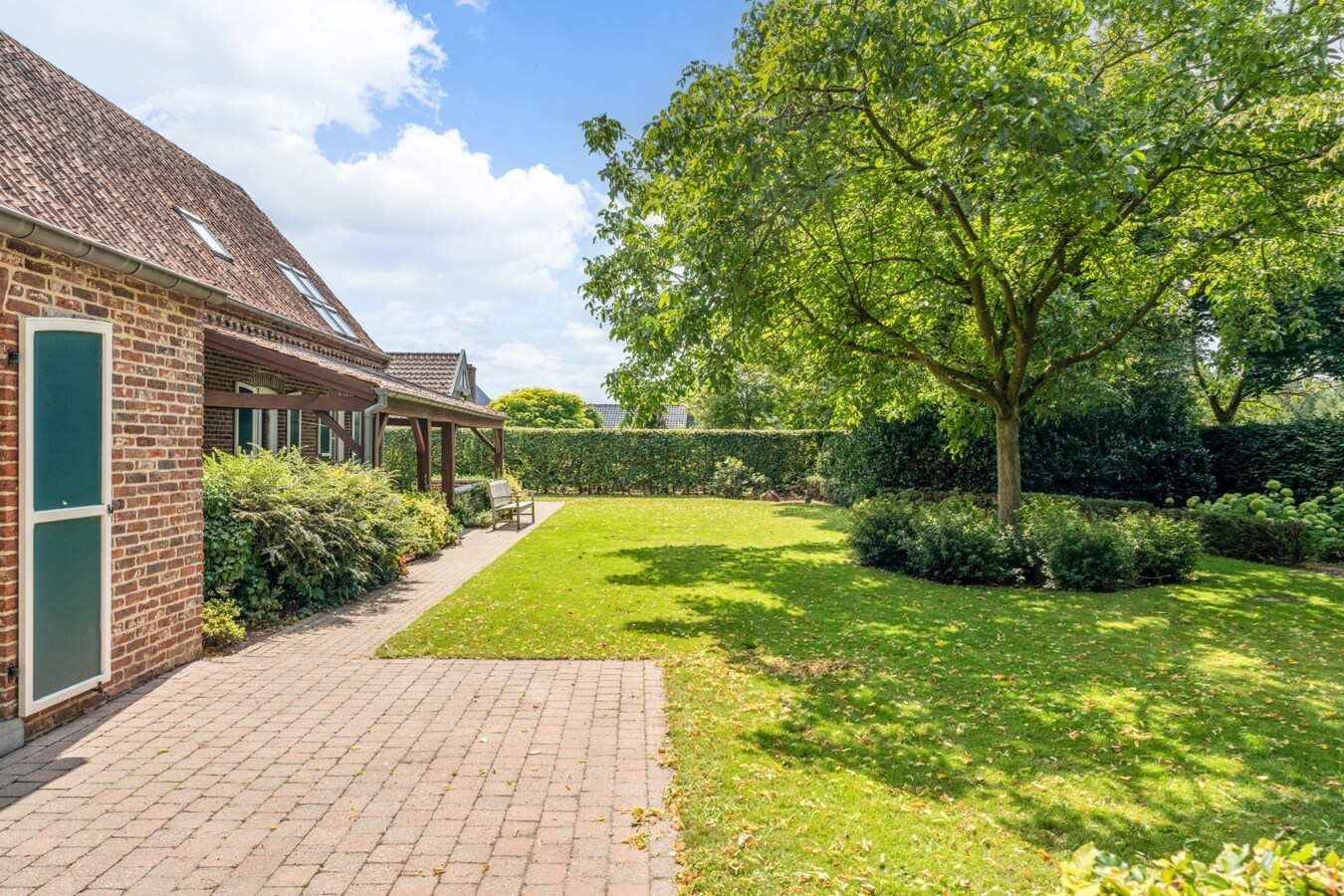 Ruim, karaktervol landhuis met parkachtige tuin op perceel van 16a29ca. 