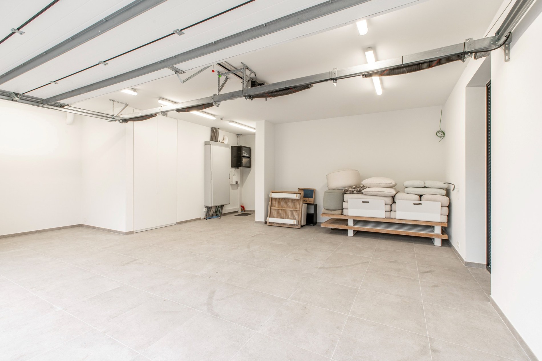 À LOUER : Villa de construction récente et élégante de 2021 alliant confort contemporain et grands volumes de vie, située dans un emplacement exceptionnel à proximité du centre de Knokke-Heist. 