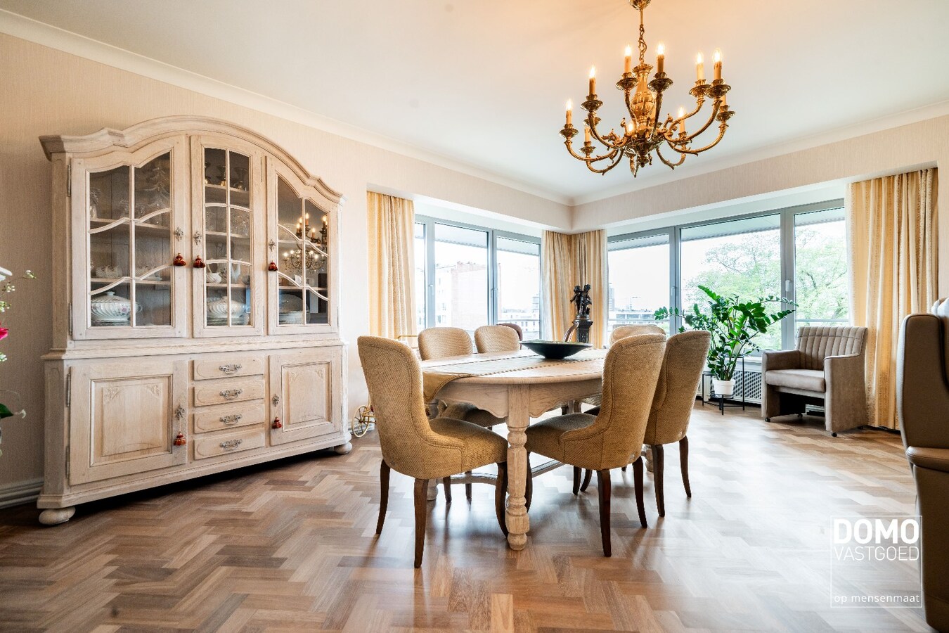 Stijlvol wonen in hartje Hasselt met een uniek uitzicht over het Kolonel Dusartplein 