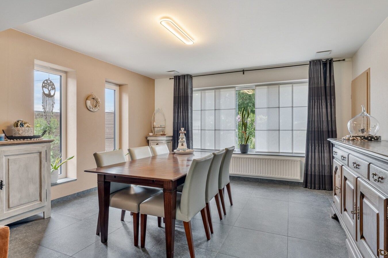 Zeer goed onderhouden en praktisch ingedeelde gezinswoning met 4 slaapkamers en prachtige tuin. 
