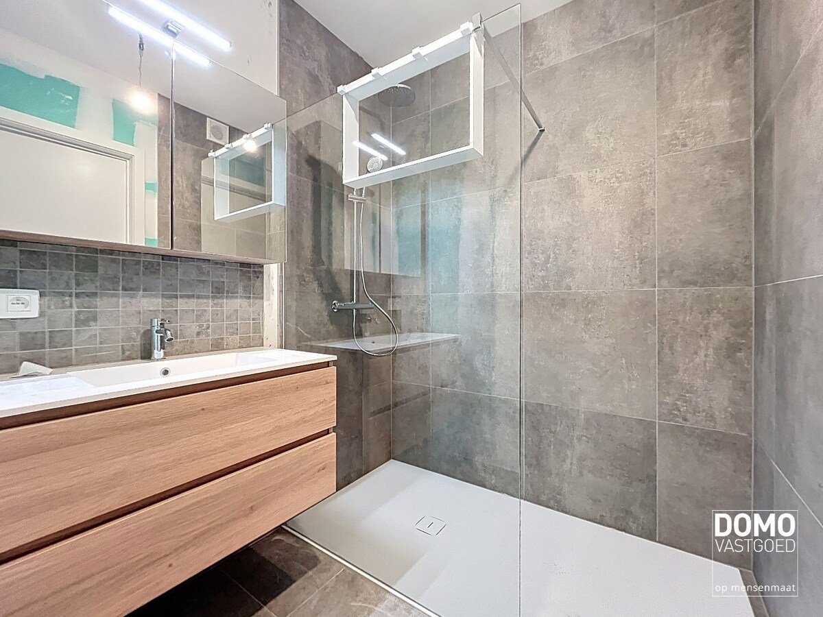 VOLLEDIG AFGEWERKT NIEUWBOUWAPPARTEMENT MET 2 SLAAPKAMERS, TERRAS, ONDERGRONDSE AUTOSTANDPLAATS EN KELDERBERGING IN RESIDENTIE "DE KWINT" TE ZONHOVEN 