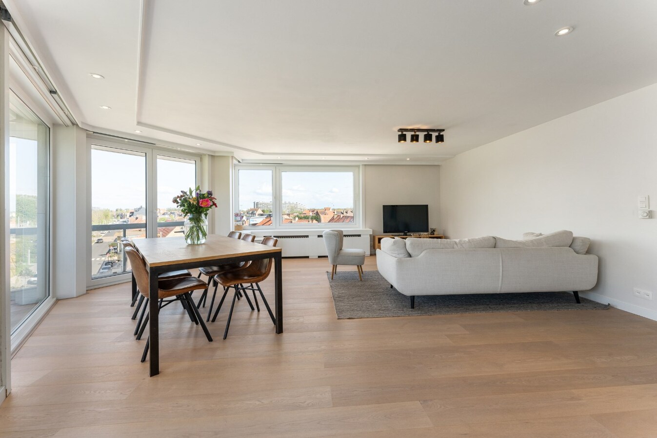 Gerenoveerd hoekappartement met prachtige zichten te Heist 