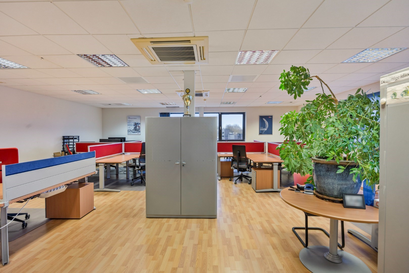 Kantoor te koop in het industriepark te Haasrode/Heverlee met 14 parkings - opp. 626 m² - verkoop van aandelen 