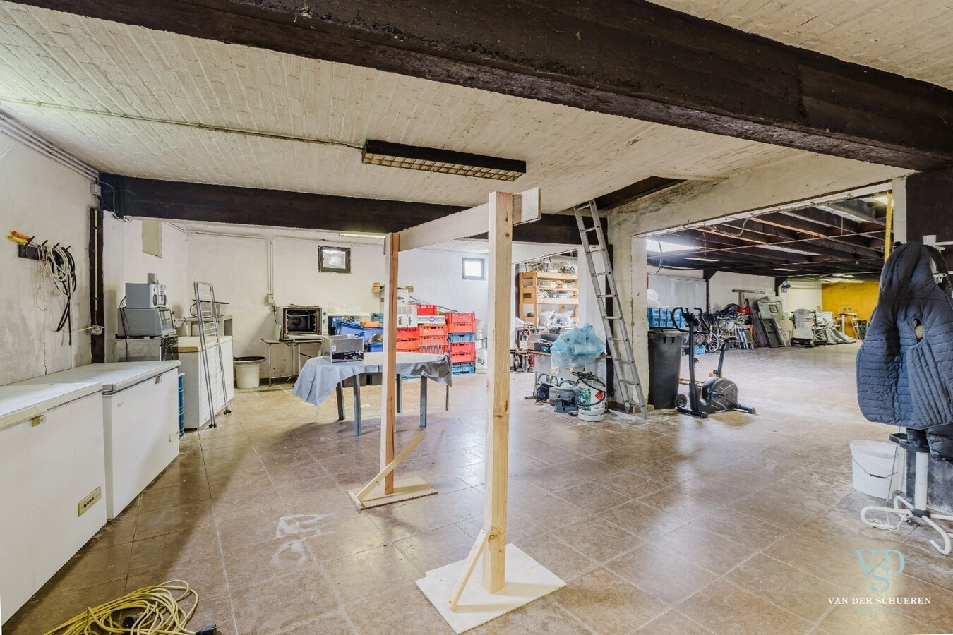 Ruime woning met atelier / garage. 