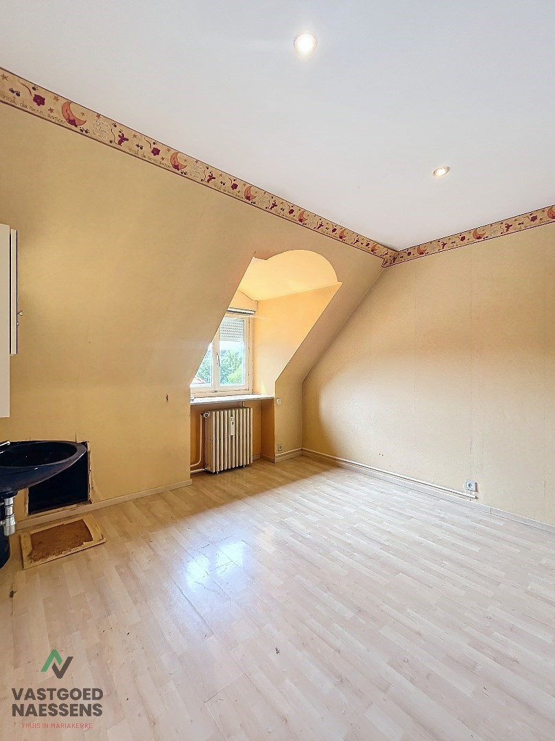 Maison d'angle avec entrepôt - garage - 5 chambres à coucher et terrasse 