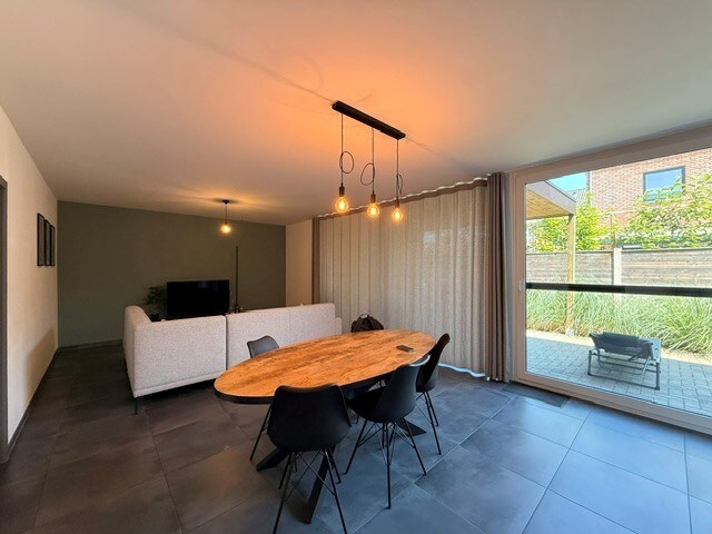 Recent, gelijkvloers appartement afgewerkt met hedendaagse materialen nabij Maaseik! 