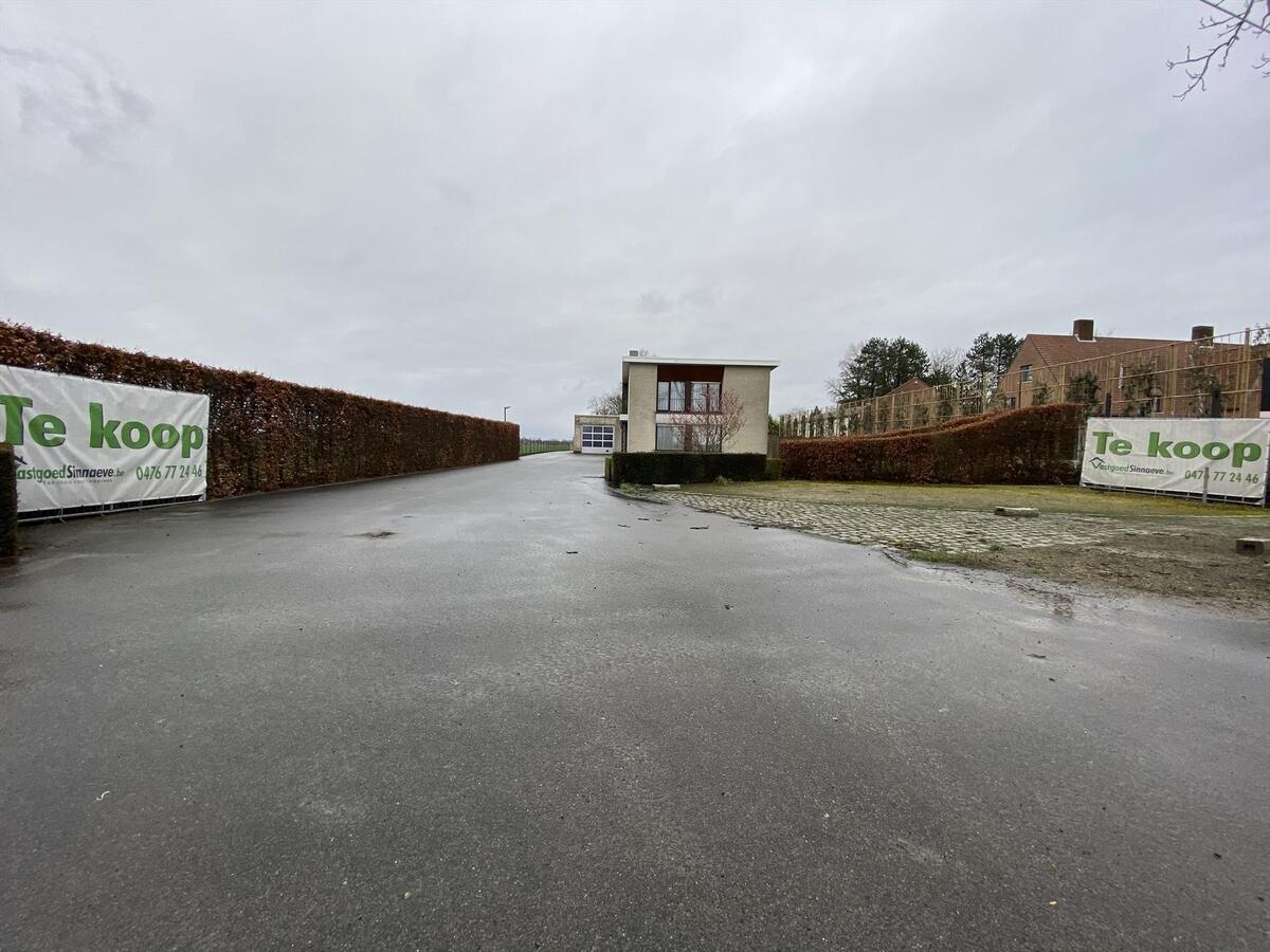 Woning met dubbele loods te Ichtegem 