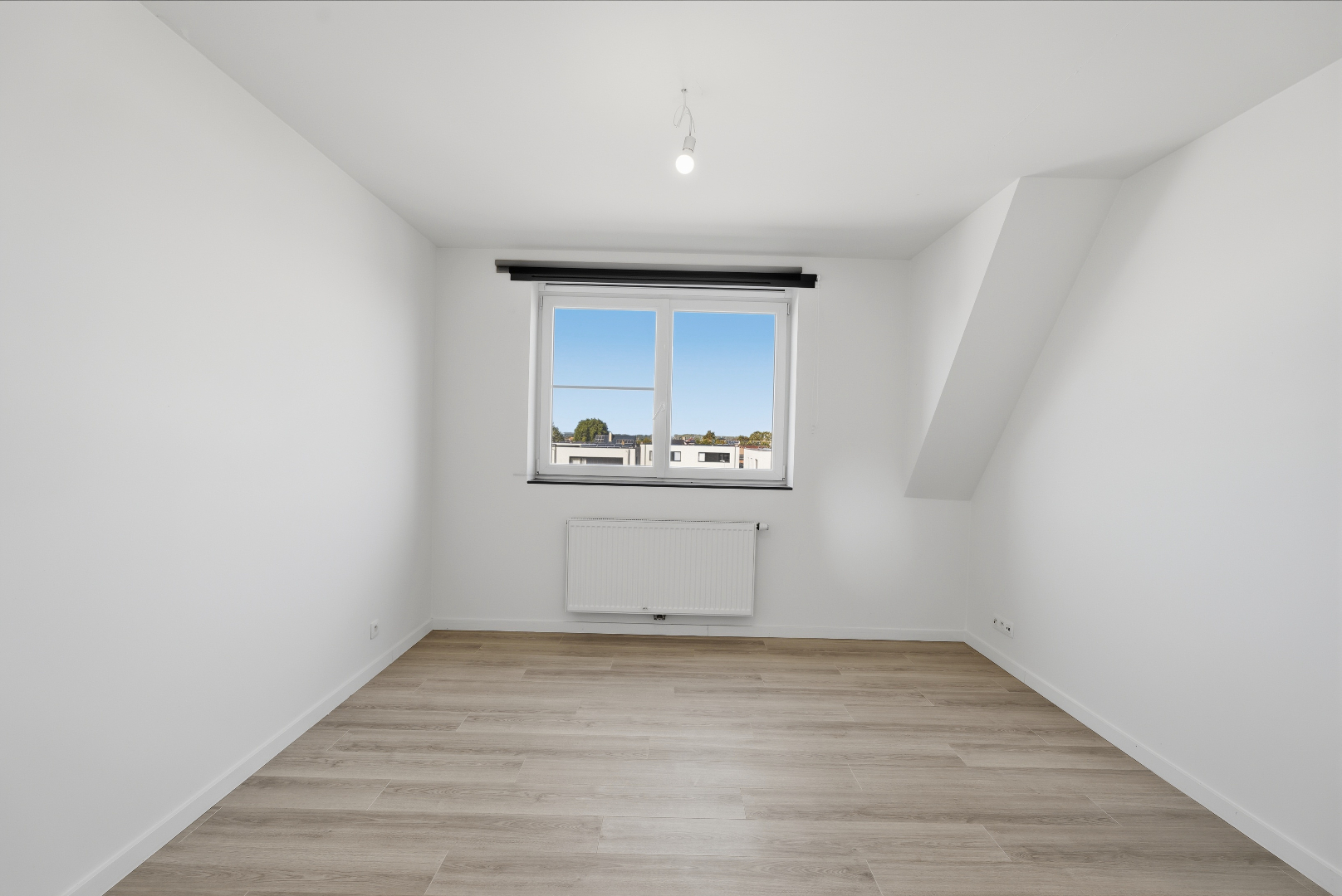 KIJKDAG 25 oktober van 10u tot 12u &amp; 14u tot 16u - Ruim instapklaar nieuwbouwappartement (167 m²) met 3 slaapkamers en groot terras in centrum Eernegem 