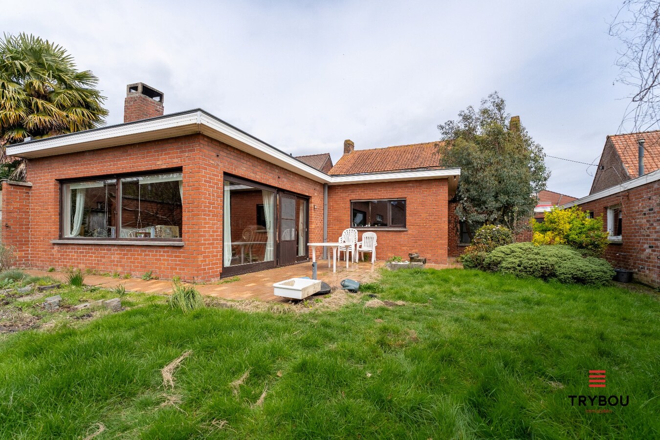 Ruime woning met winkelruimte, loods (optioneel) en garage 