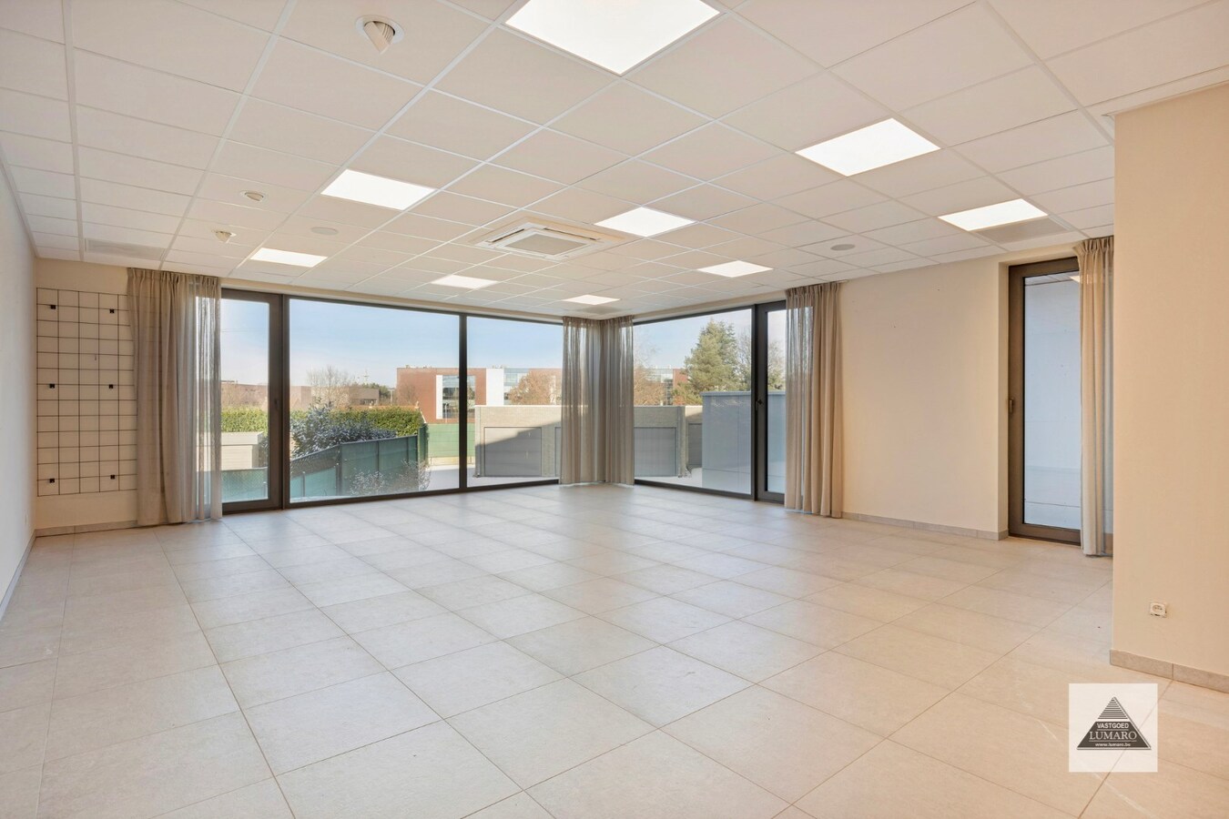 Uitstekend gelegen kantoor-/praktijkruimte van 130 m² + kelder en garage 