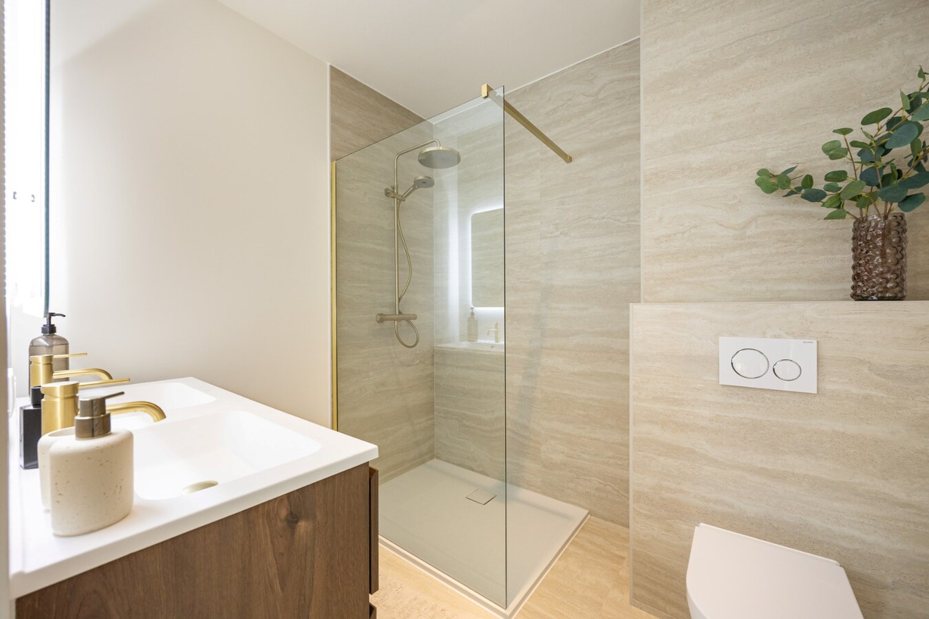 Volledig gerenoveerde HOB op een toplocatie te Brasschaat! 