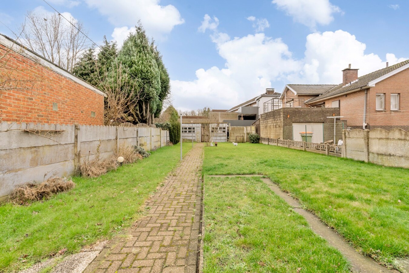 Te renoveren woning met 3 slaapkamers en grote tuin. 