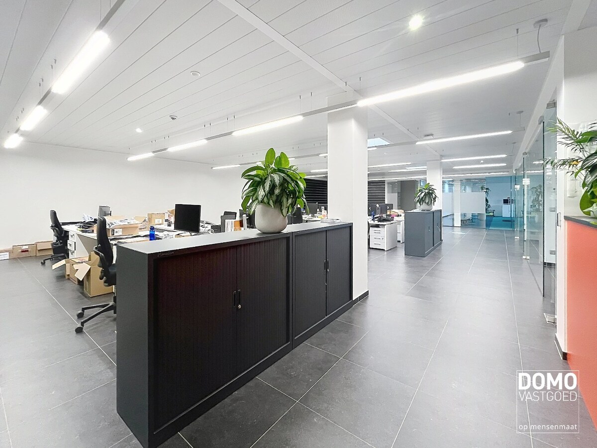 INNOVATIEVE RUIMTE MET LABO, LOGISTIEKE VOORZIENINGEN EN RESEARCH &amp; DEVELOPMENT IN EEN ECO-BEDRIJFSGEBOUW TE PAAL 