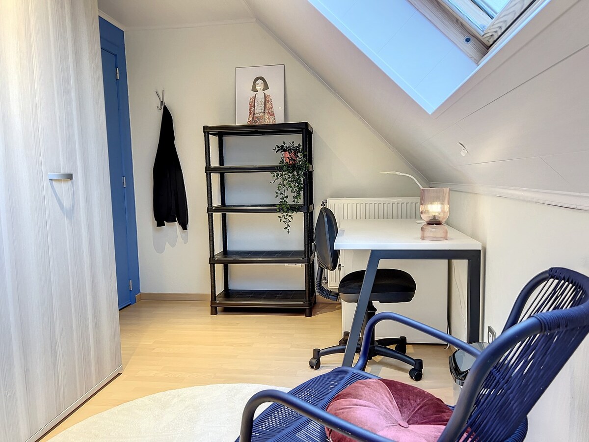 Prachtige instapklare woning met vier slaapkamers in een aangename wijk te Roeselare (Beitem). 