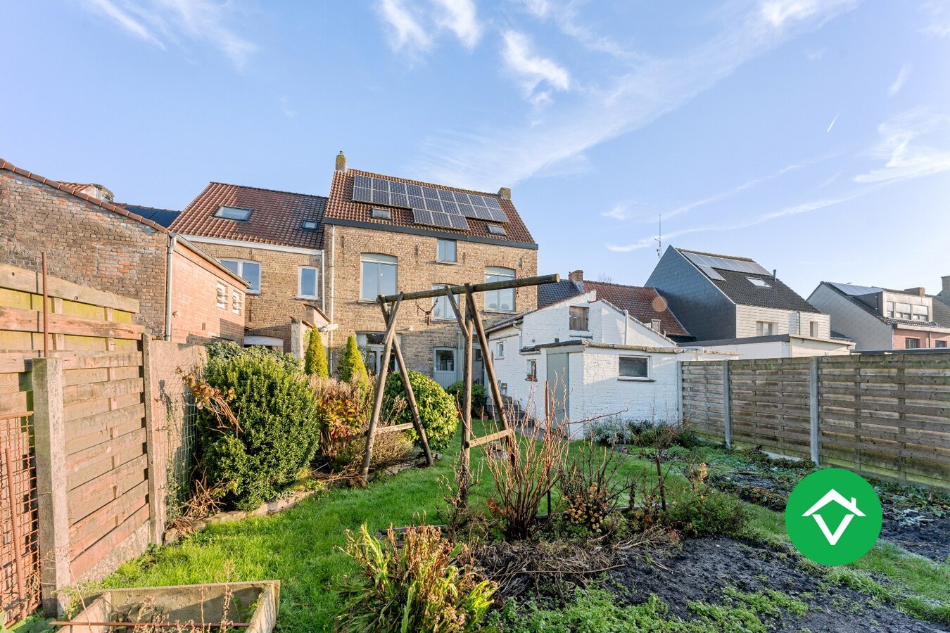 Ruim herenhuis met 4 slaapkamers en aparte garagebox in centrum Gistel 