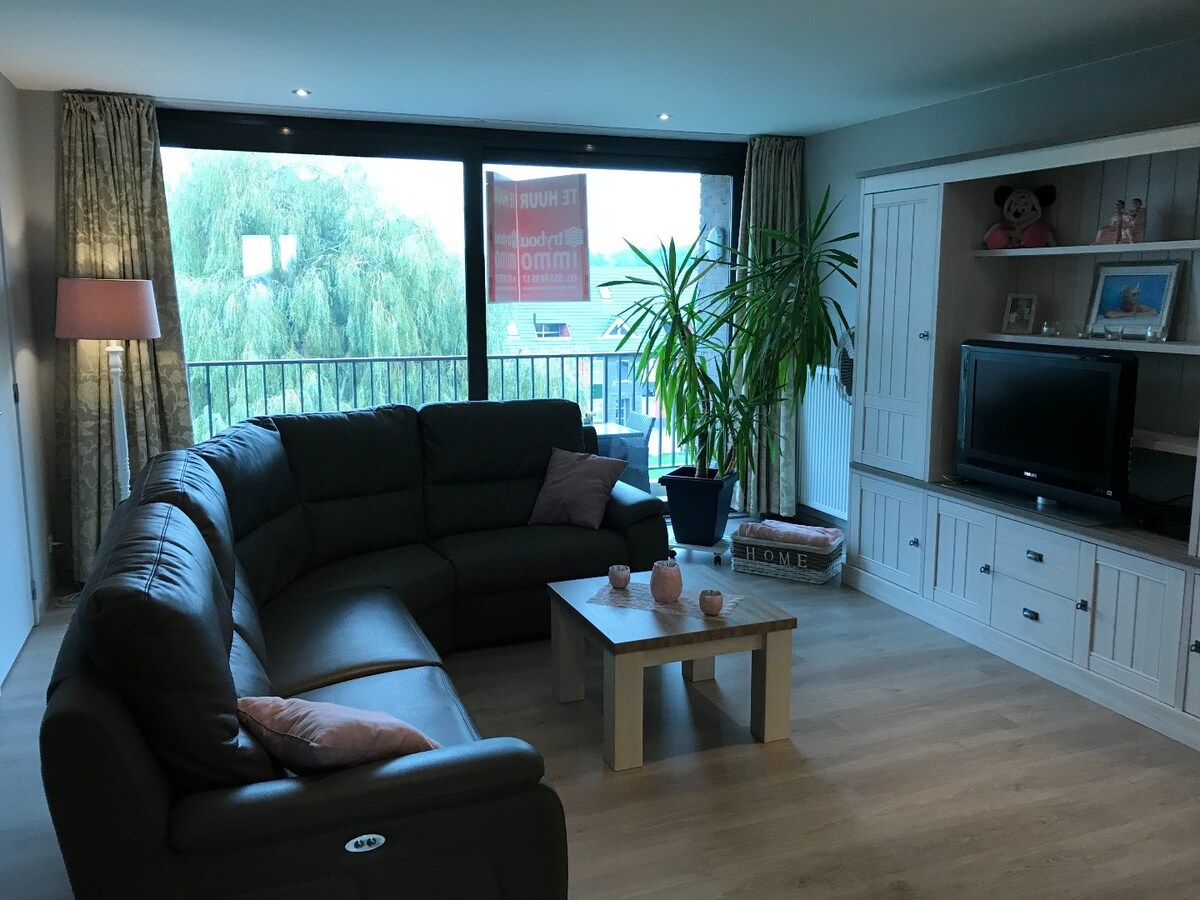 Ruim 2 slaapkamerappartement op de Markt in Houthulst 