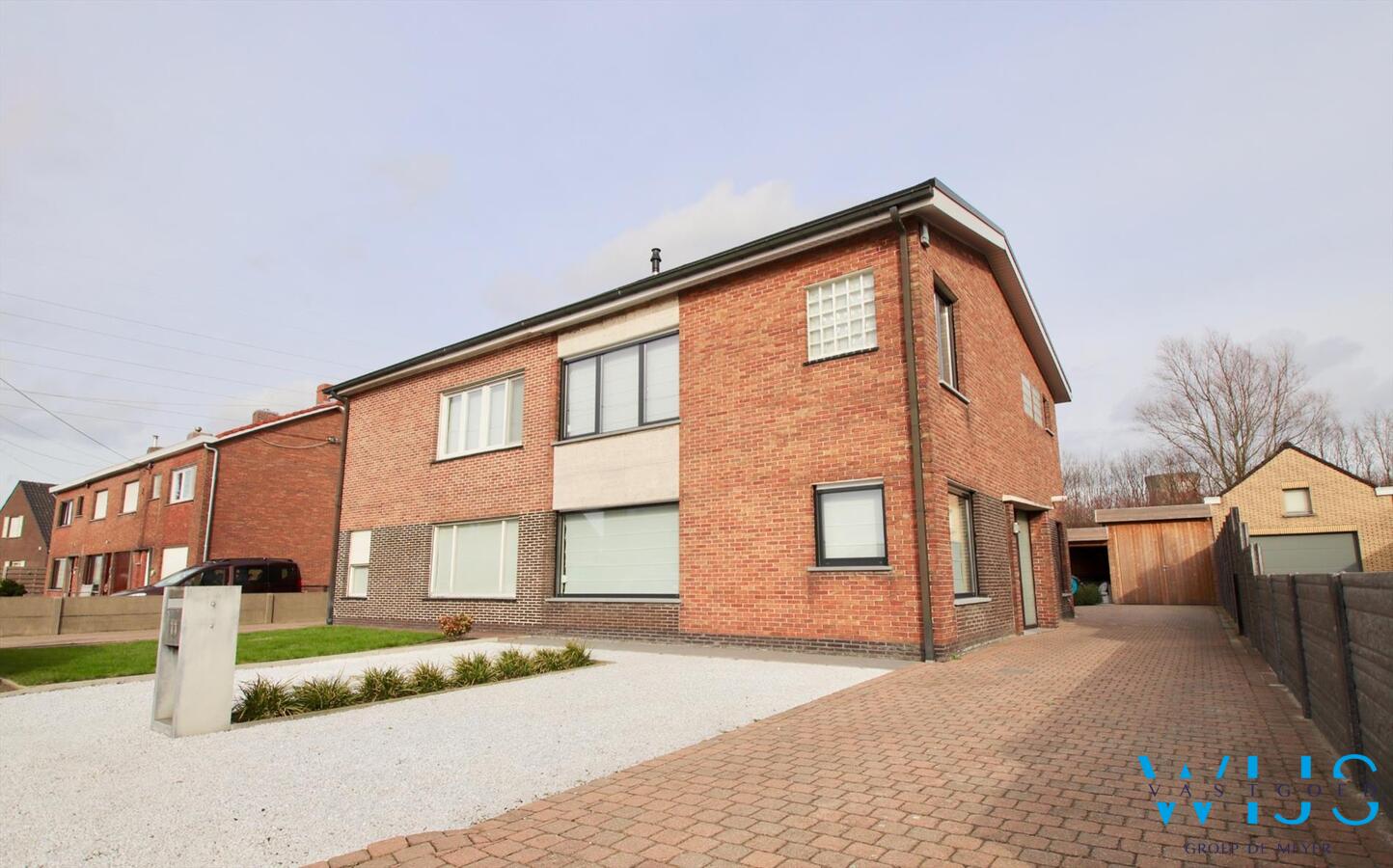 Tot in de puntjes gerenoveerde halfopen bebouwing met lounge gedeelte! 