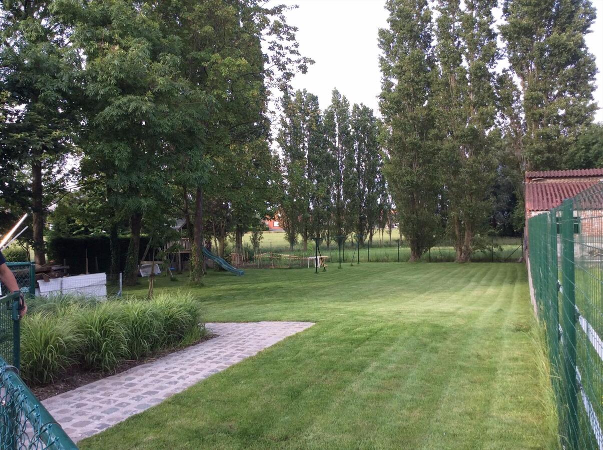 Degelijke goed, onderhouden woning op ruim perceel grond 