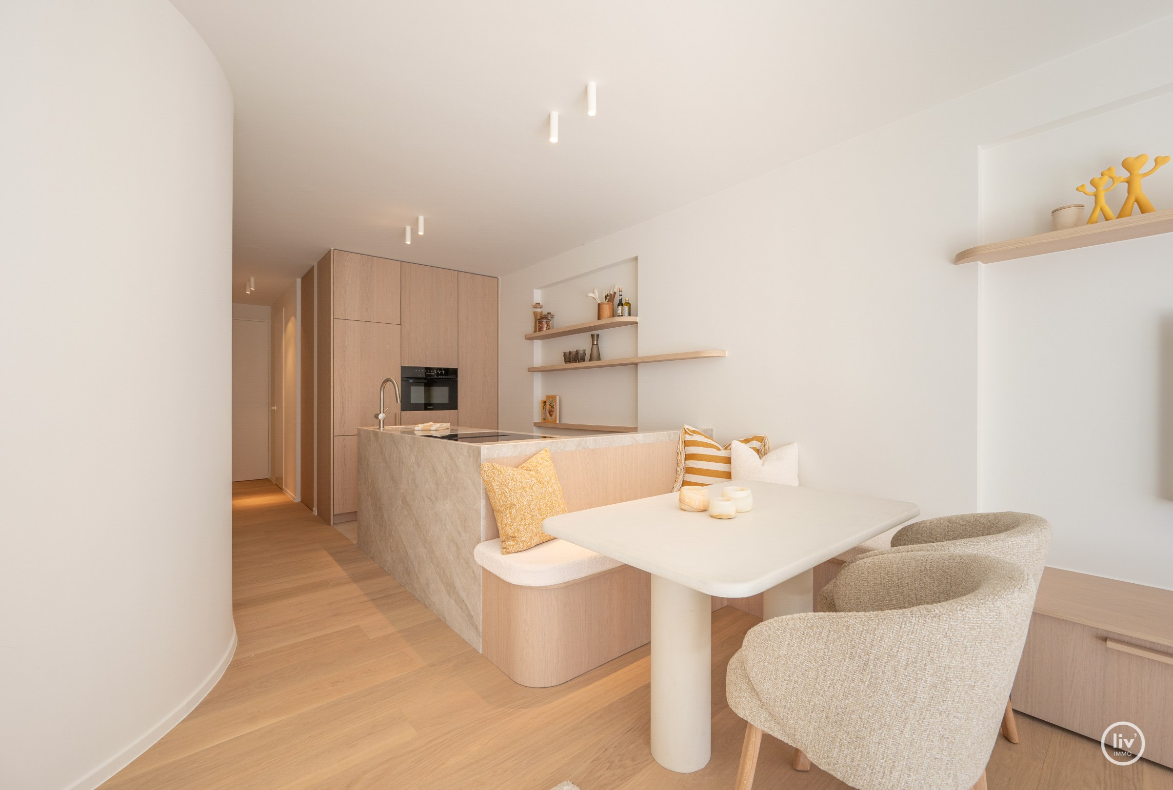 Luxueus gerenoveerd tweeslaapkamerappartement op toplocatie te Dumortierlaan. 