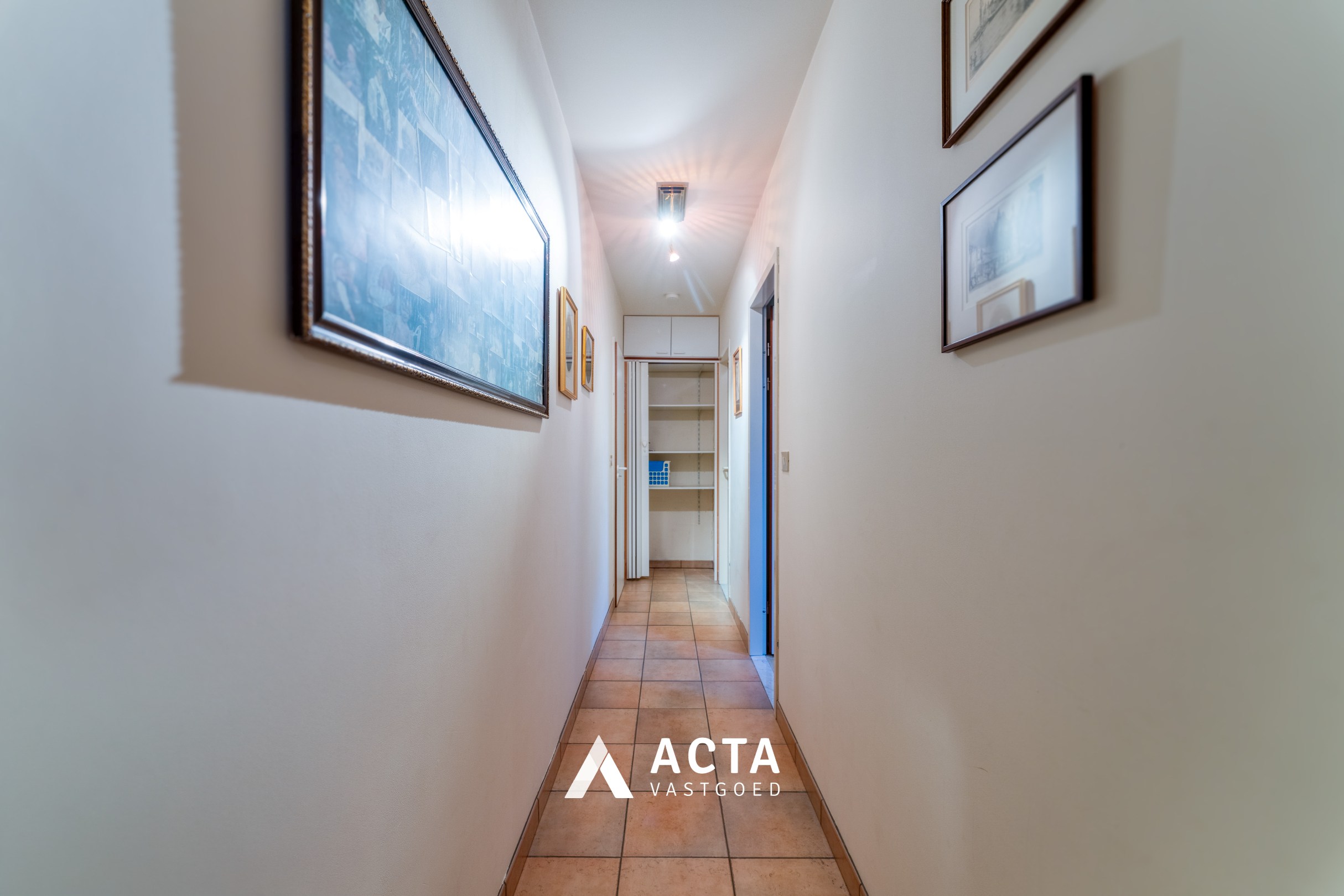 Ruim hoekappartement met twee slaapkamers in Mariakerke 