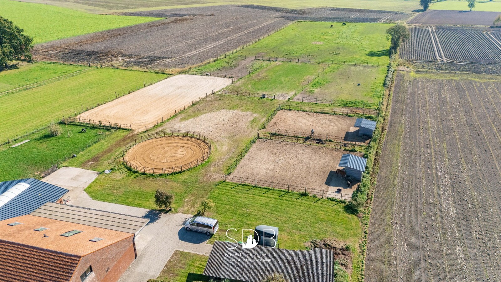 Hedendaagse woning met hippische accommodatie op 17.782m² 