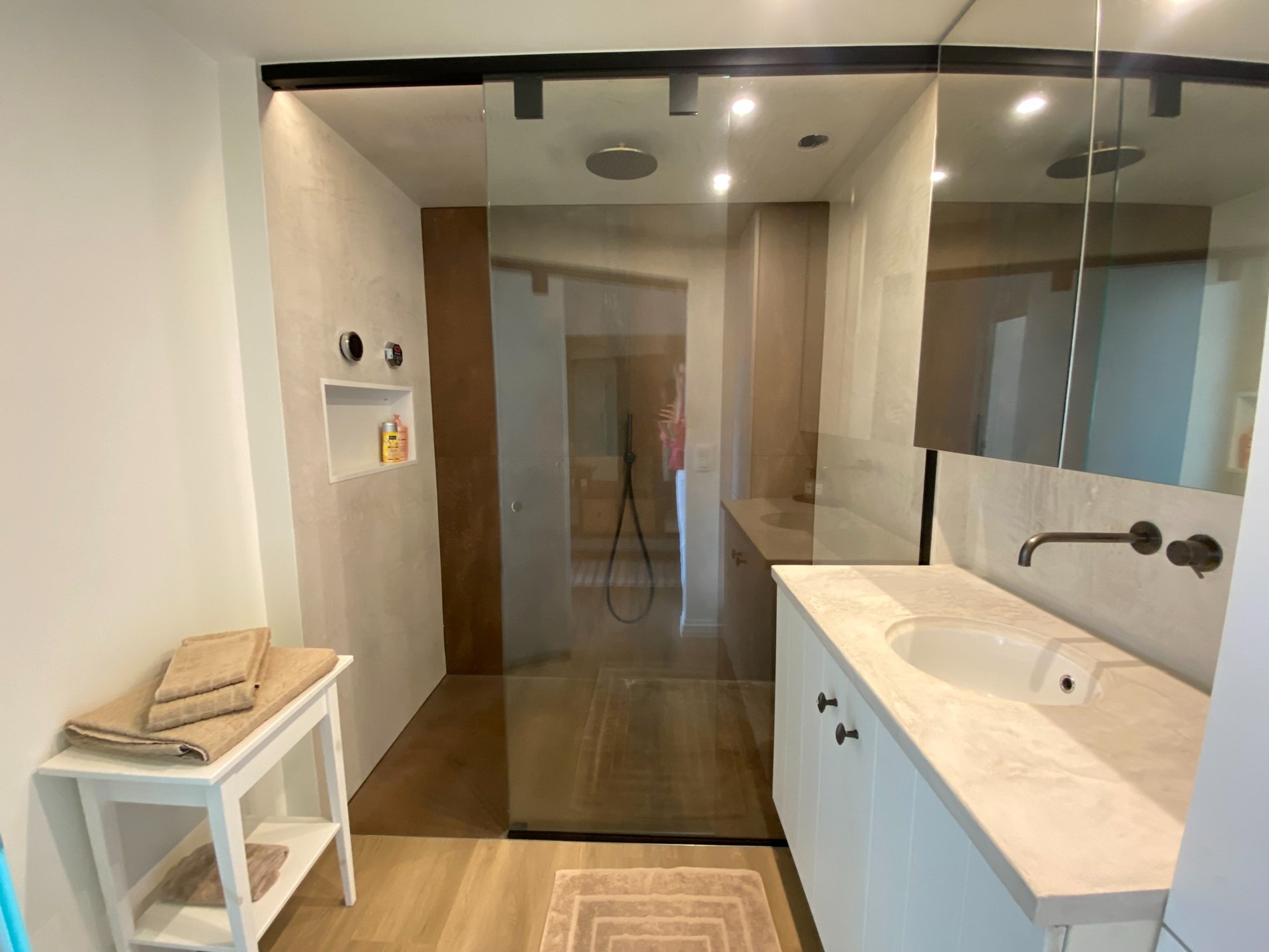 GEMEUBELD - Modern ingericht appartement met 2 volwaardige slaapkamers gelegen in de Lippenslaan. 