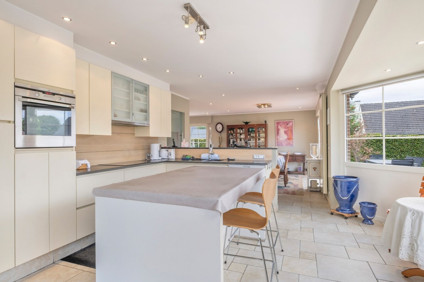 Stijlvolle villa met zwembad op rustige locatie te Bissegem/Heule te koop ! 