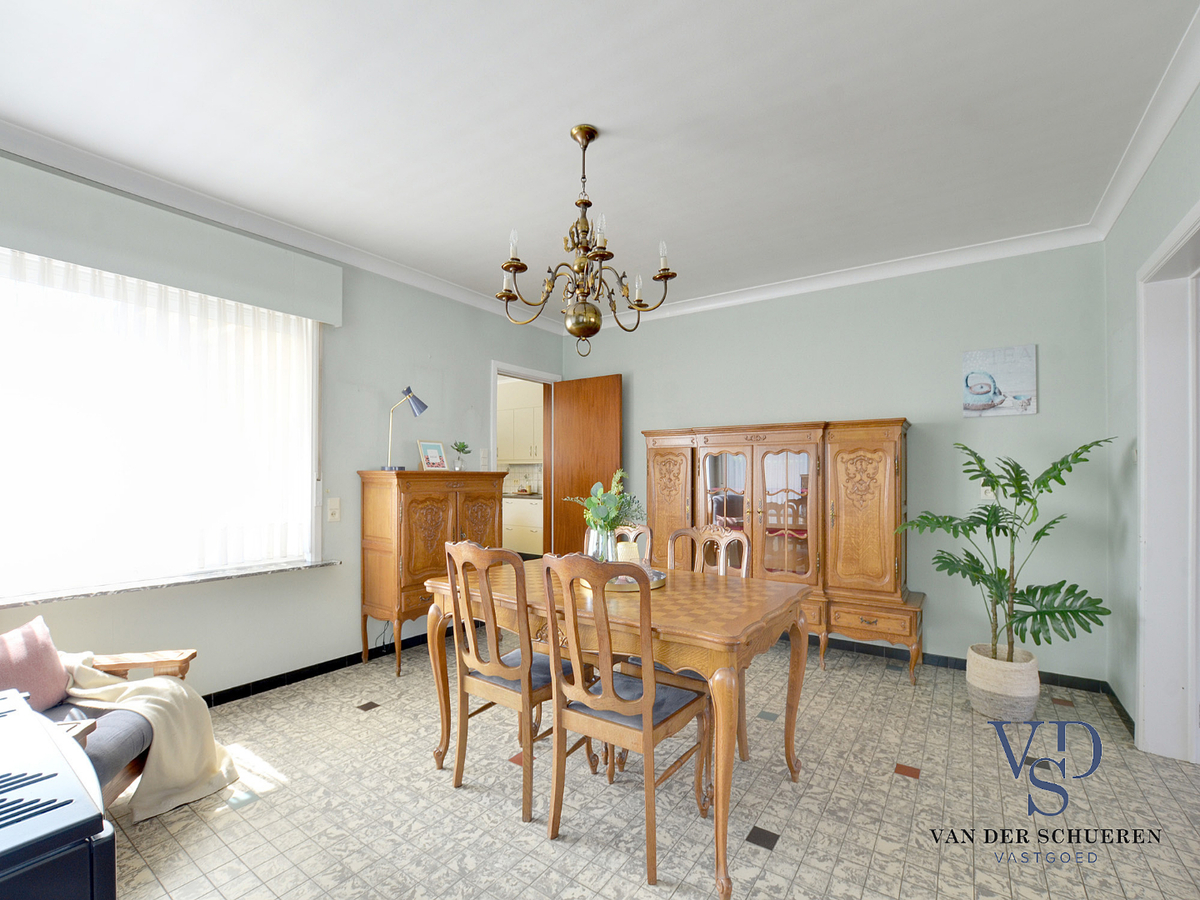 Degelijke woning met tuin en afz. garage. 