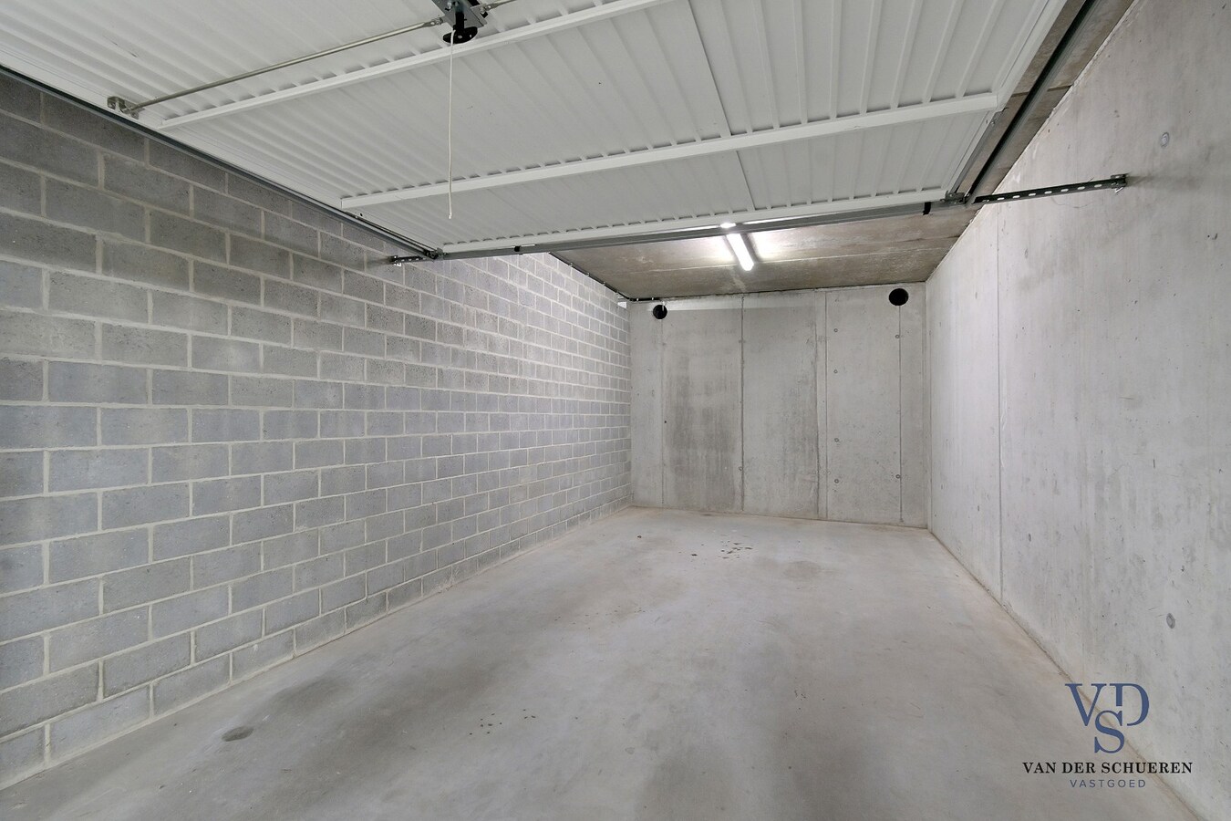 Lichtrijk appartement mét ondergrondse garage en berging. 