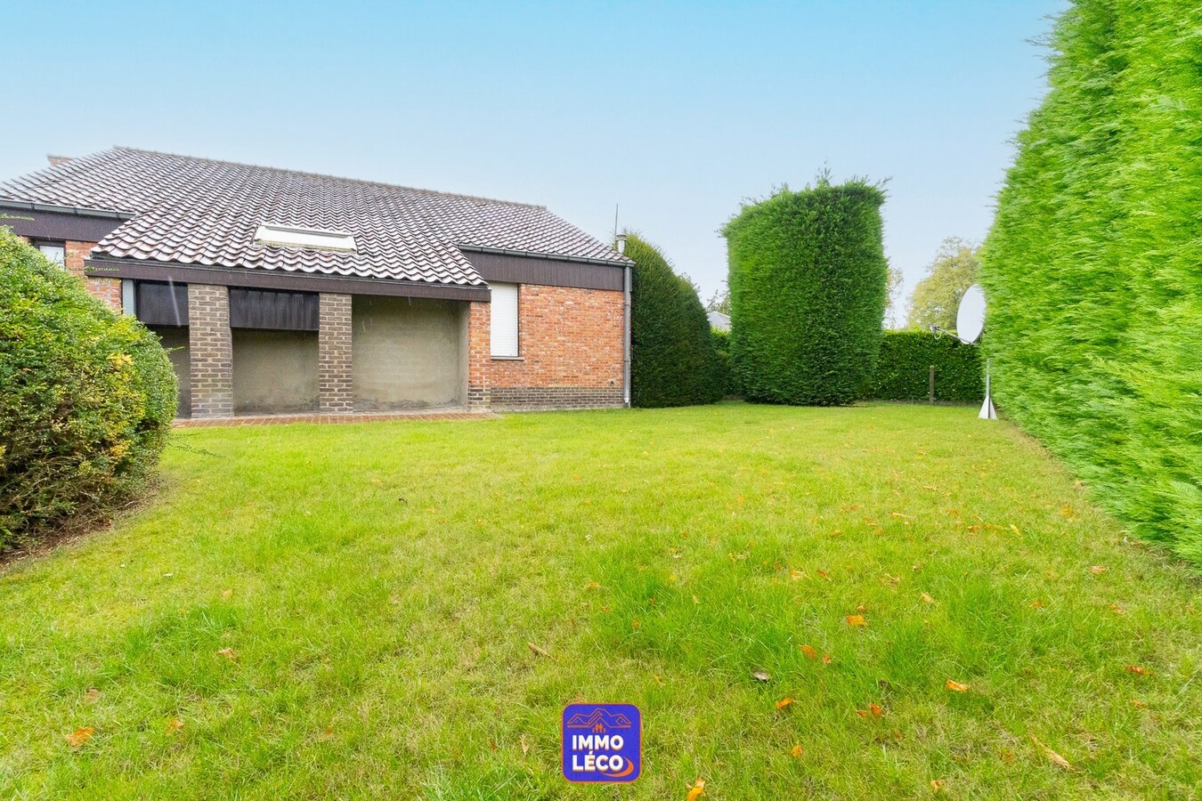 Villa d'architecte érigée sur 712m² avec jardin, double garage, parking privatif, dans un clos prisé ! 