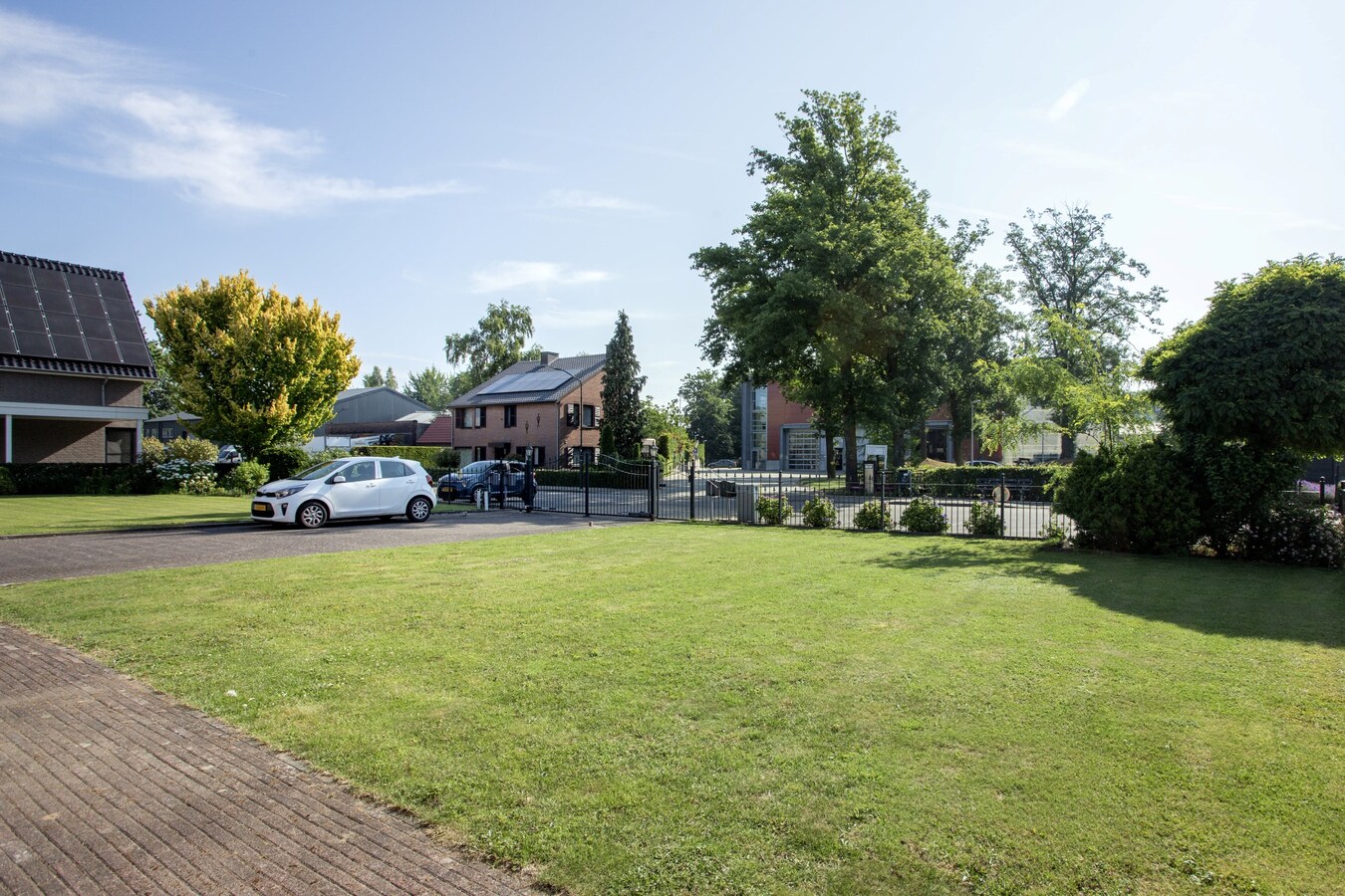 Uitgebouwde vrijstaande woning met berging gelegen op een perceel van 561 m2. 