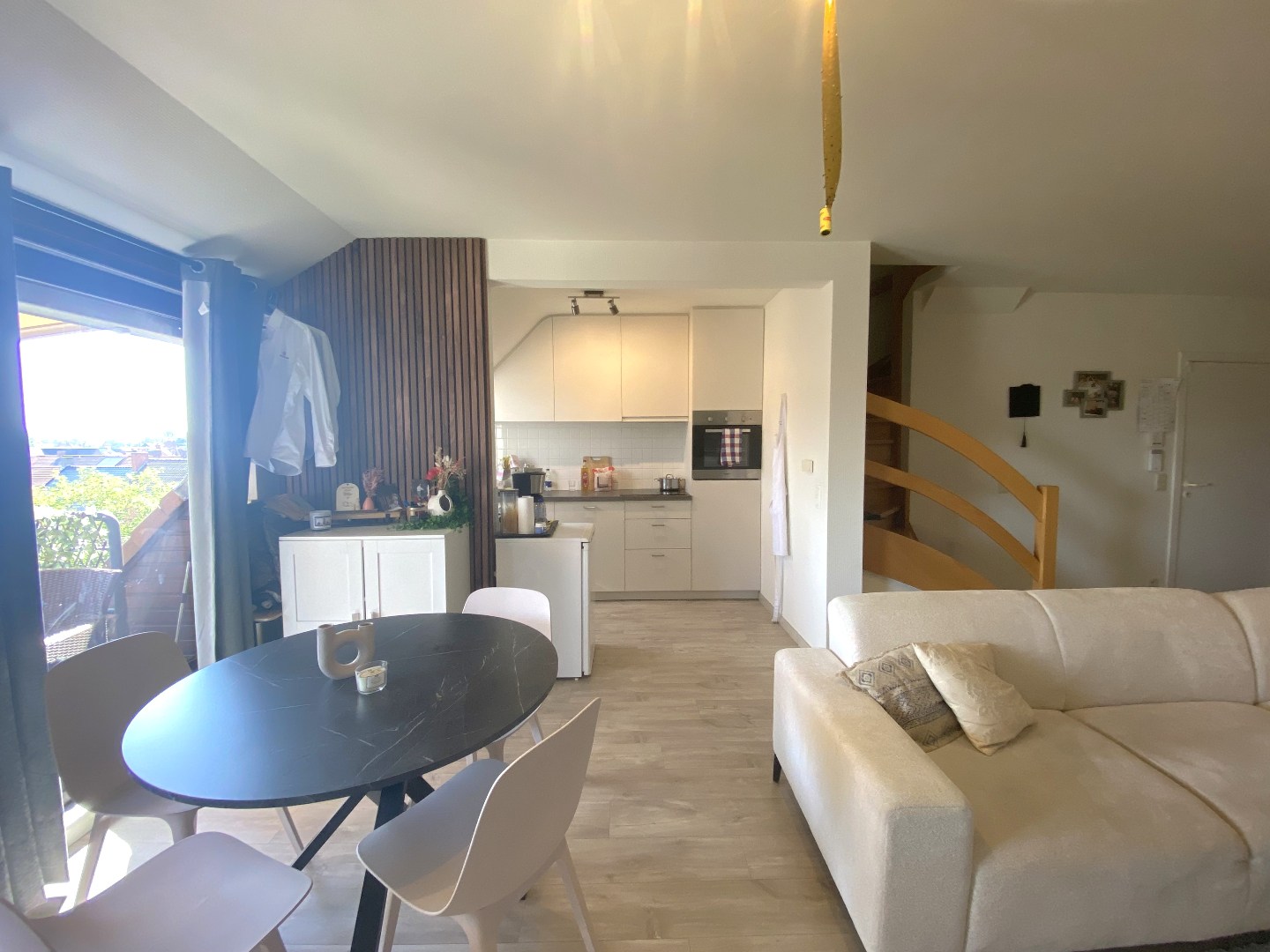 Centraal gelegen instapklaar duplex appartement met garage en terras! 