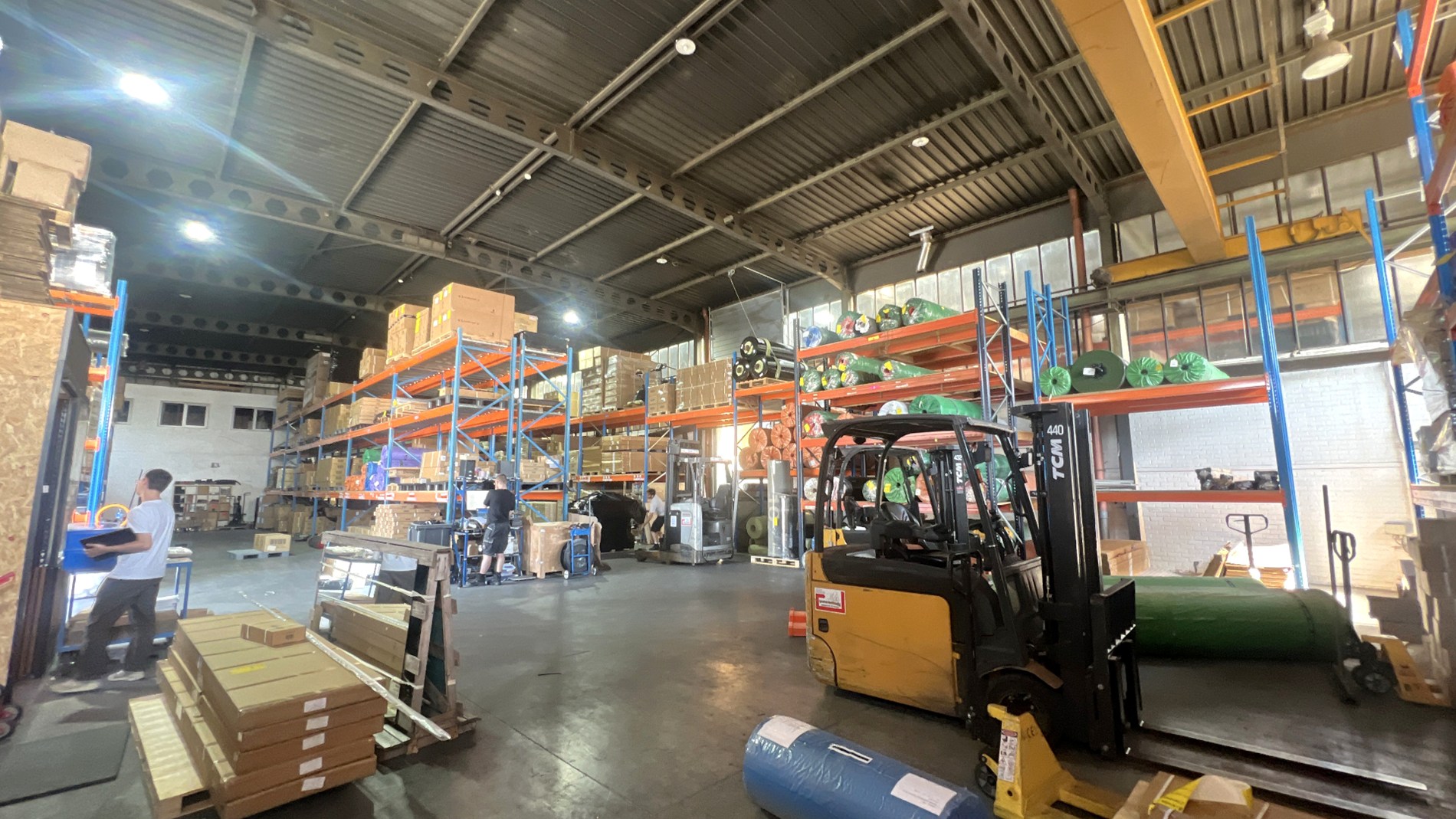 Bedrijfspand met buitenopslag te huur in het industriepark van Zwijnaarde